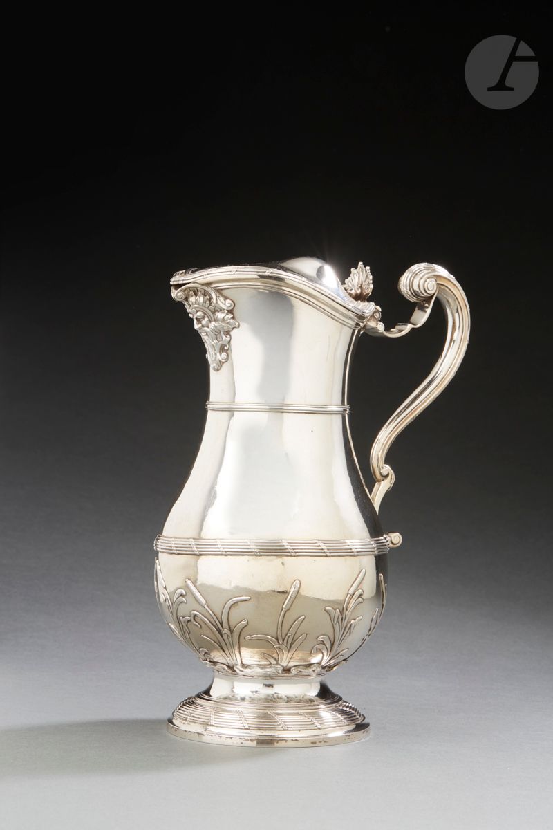 Null 巴黎 1738 - 1739
一把银制的巴掌形水壶，站在基座上，壶身中部、壶盖边缘和壶把上都有急促的enrubanné圆角。芦苇灯在风的作用下，似乎向&hellip;