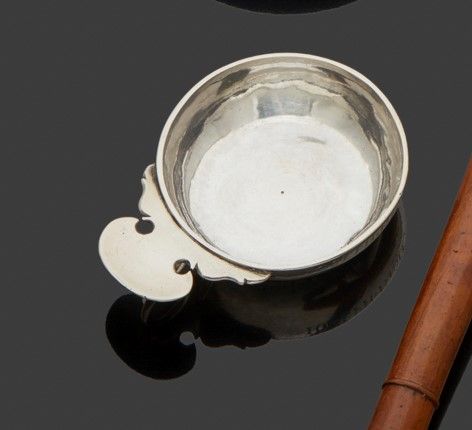 Null EMBRUN 1763 - 1786
银质酒杯，平凡的杯身刻有IOSEPH MIOLLAN的父名，圆形的拇指托下面有环。
银器大师：Etienne G&hellip;