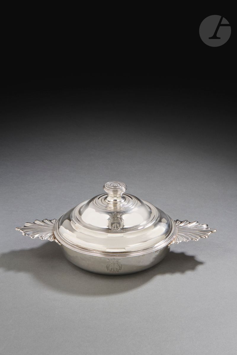 Null 巴黎 1767 - 1768
一个普通的银质盖碗，有两个风格化的贝壳把手。盖子上有两个以鱼片为界的斗拱，上面有一个按钮手柄。壶身和壶盖上都刻有侯爵冠冕&hellip;