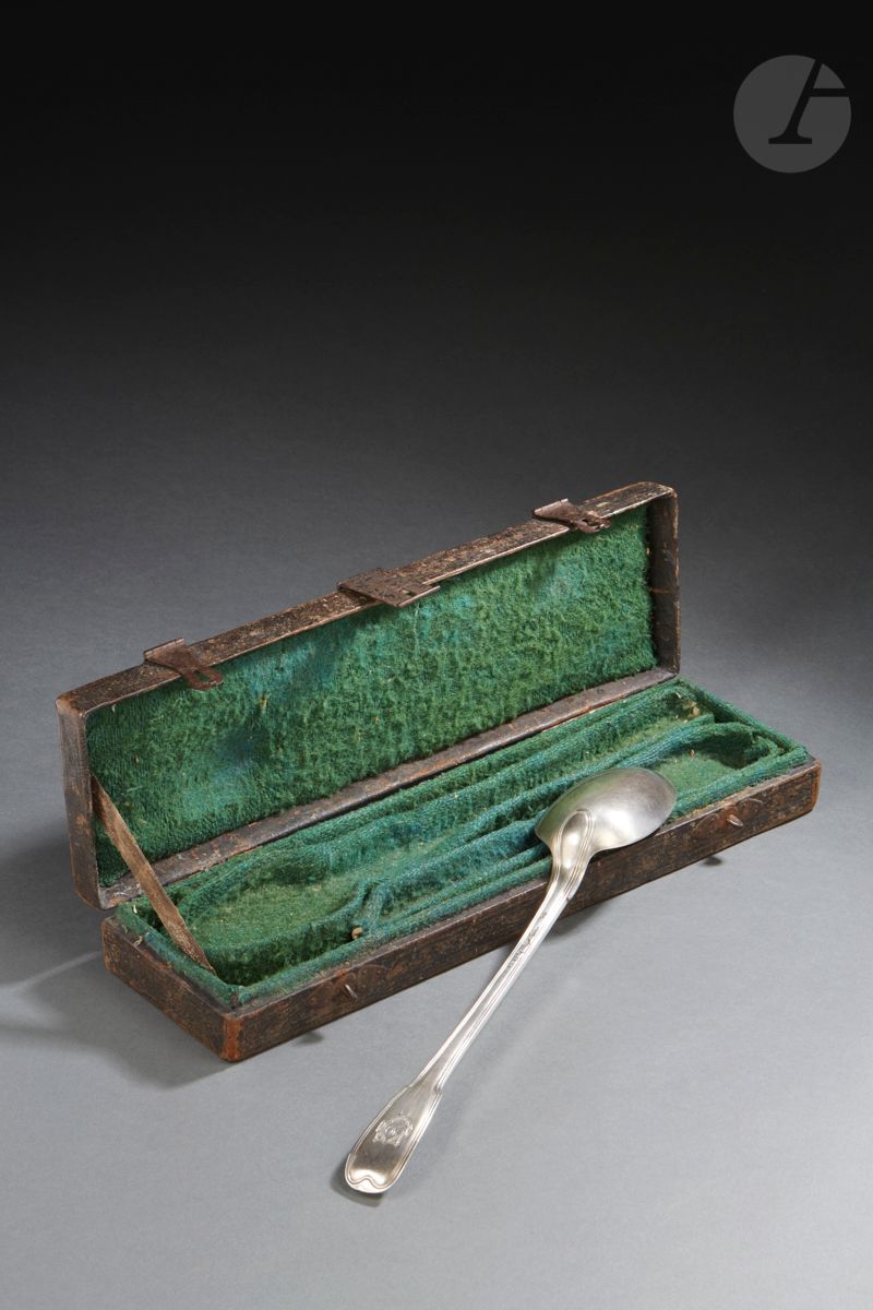 Null 巴黎 1736 - 1737
银质锅勺，装在长方形的铰链盒里，内衬绿色毛毡。后来在铲子上刻有交错的字母盾牌。
银器大师：Antoine PLOT，17&hellip;