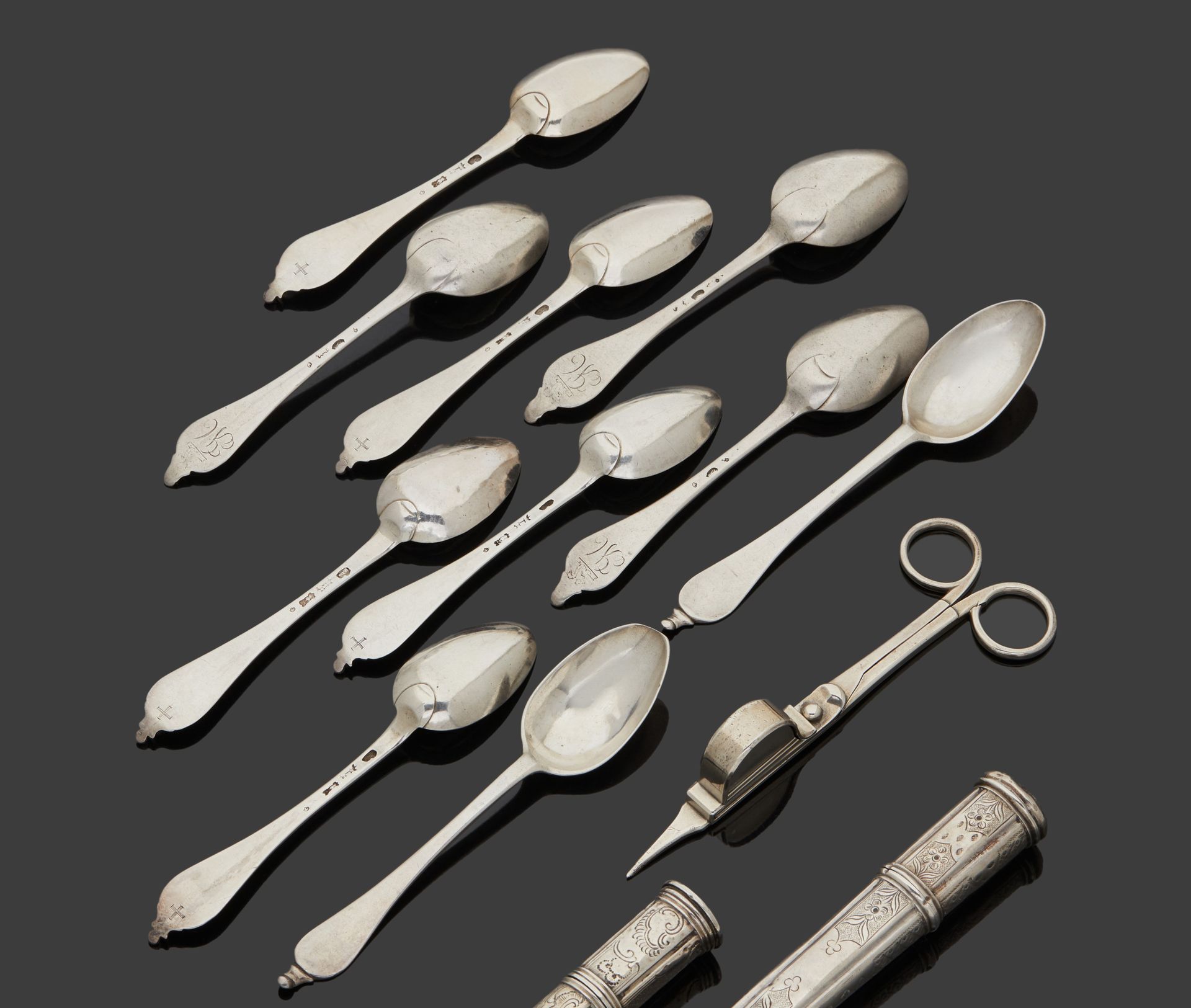 Null BORDEAUX 1779 - 1780
Due serie di cinque cucchiai d'argento, modello a gocc&hellip;