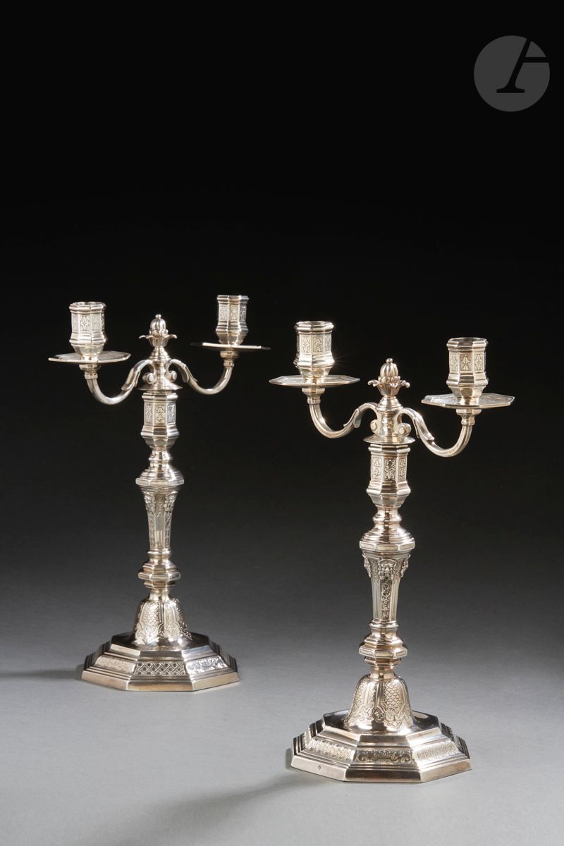 Null 
Vannes约1770年-南特管辖区



一对铸银火把，八角形的底座和两个有相同装饰的灯臂，不保证是原件。底部装饰有交替出现的珍珠十字和滚动的叶状&hellip;