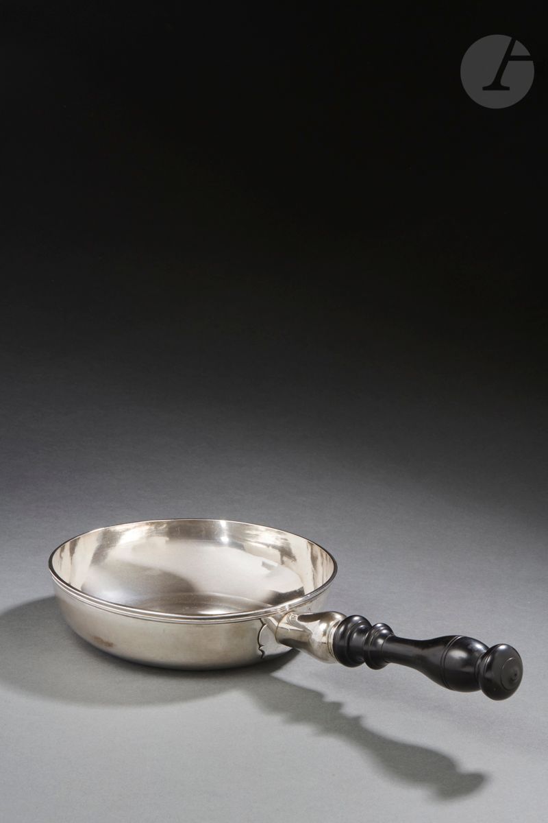 Null SALINS 1784
一个普通的银质煎锅，圆形模压有鱼片。转动的木质手柄拧在带护罩的圆罩上。
银器大师：Jean-François THIEBAUD&hellip;
