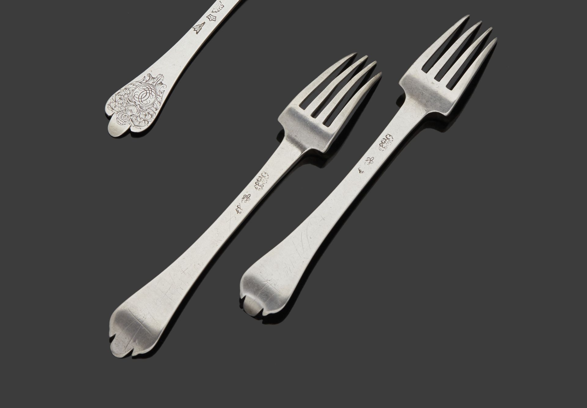 Null QUIMPER 1684 - 1688
Pair of silver forks with three-lobed spatula. Model wi&hellip;