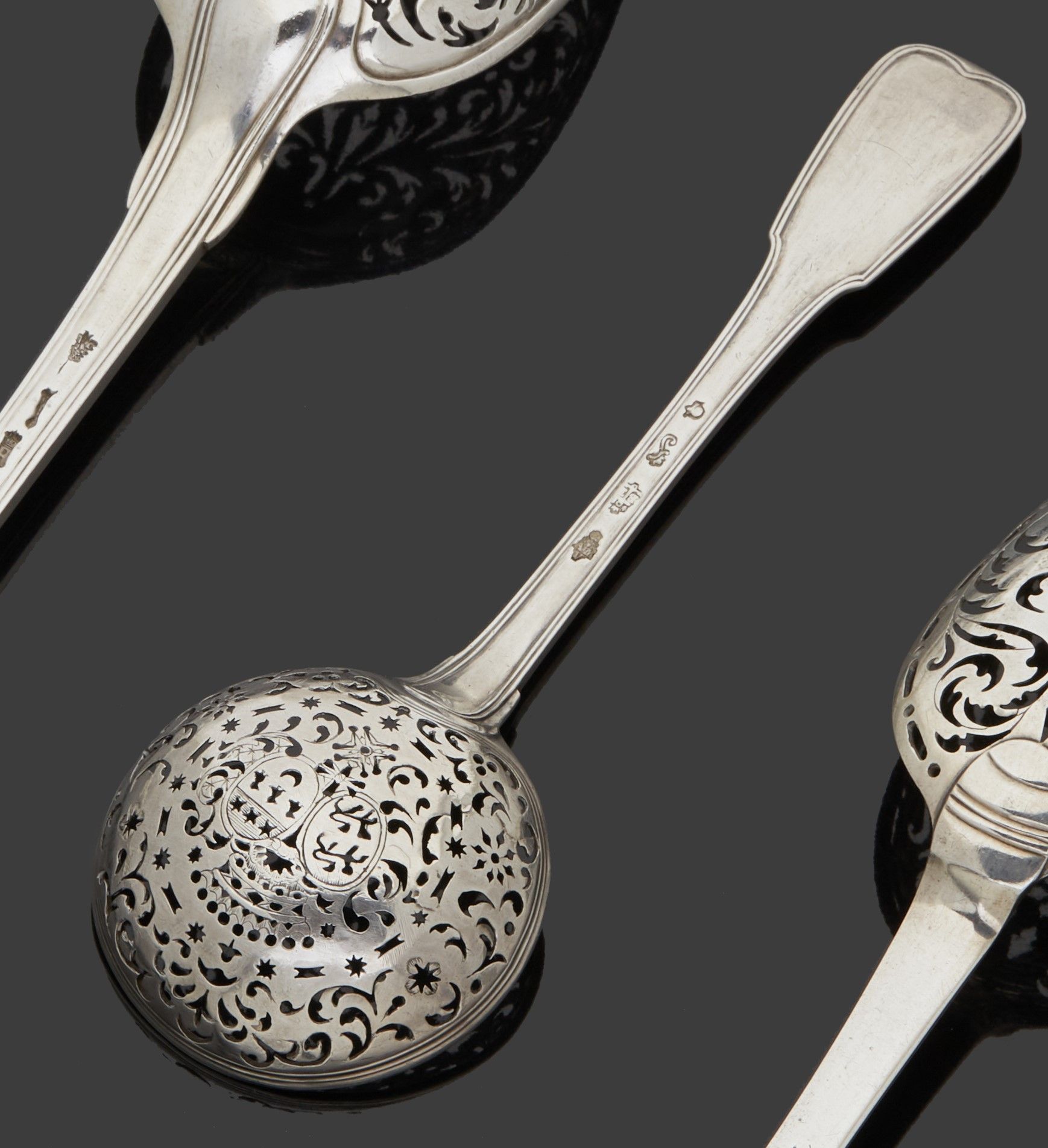 Null BREST 1752 - 1753
Small silver sugar spoon, model net and bordered spoon. T&hellip;