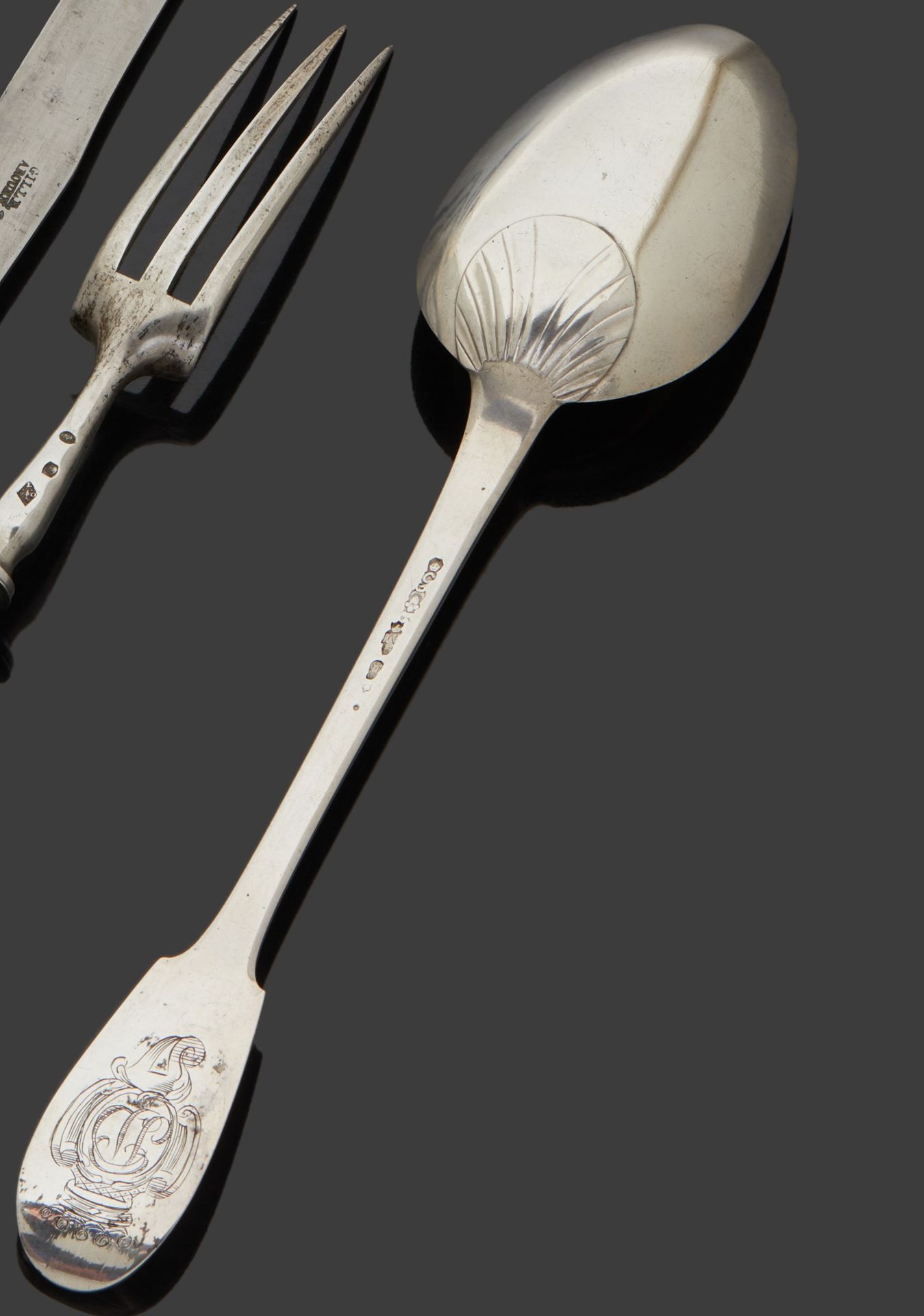 Null CALAIS 1781 - 1789
银质炖汤勺，单层模型，带放射状勺子附件。铲子上刻有一个围绕着子爵皇冠的人物。
银器大师：Robert Victo&hellip;