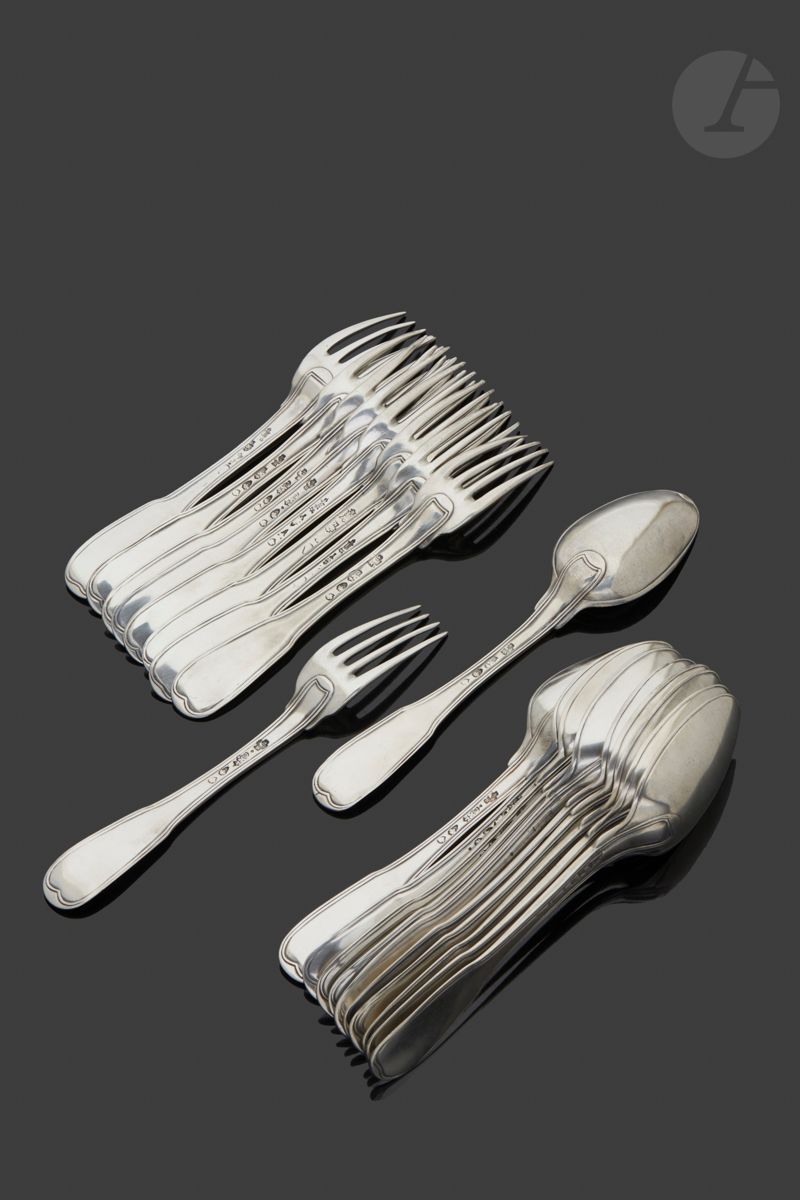Null GRENOBLE 1744 - 1759
一套由11把勺子和9把叉子组成的鱼鳞型和带边的银质勺子和叉子，一些铲子上有JG字样，其他的有等级。
银器大师&hellip;