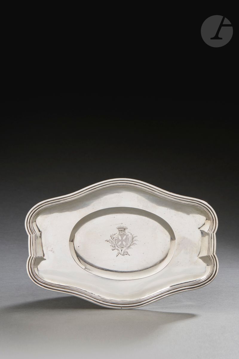Null PARIS 1738 - 1739
Silver sauceboat tray of oval poly-lobed shape with conto&hellip;