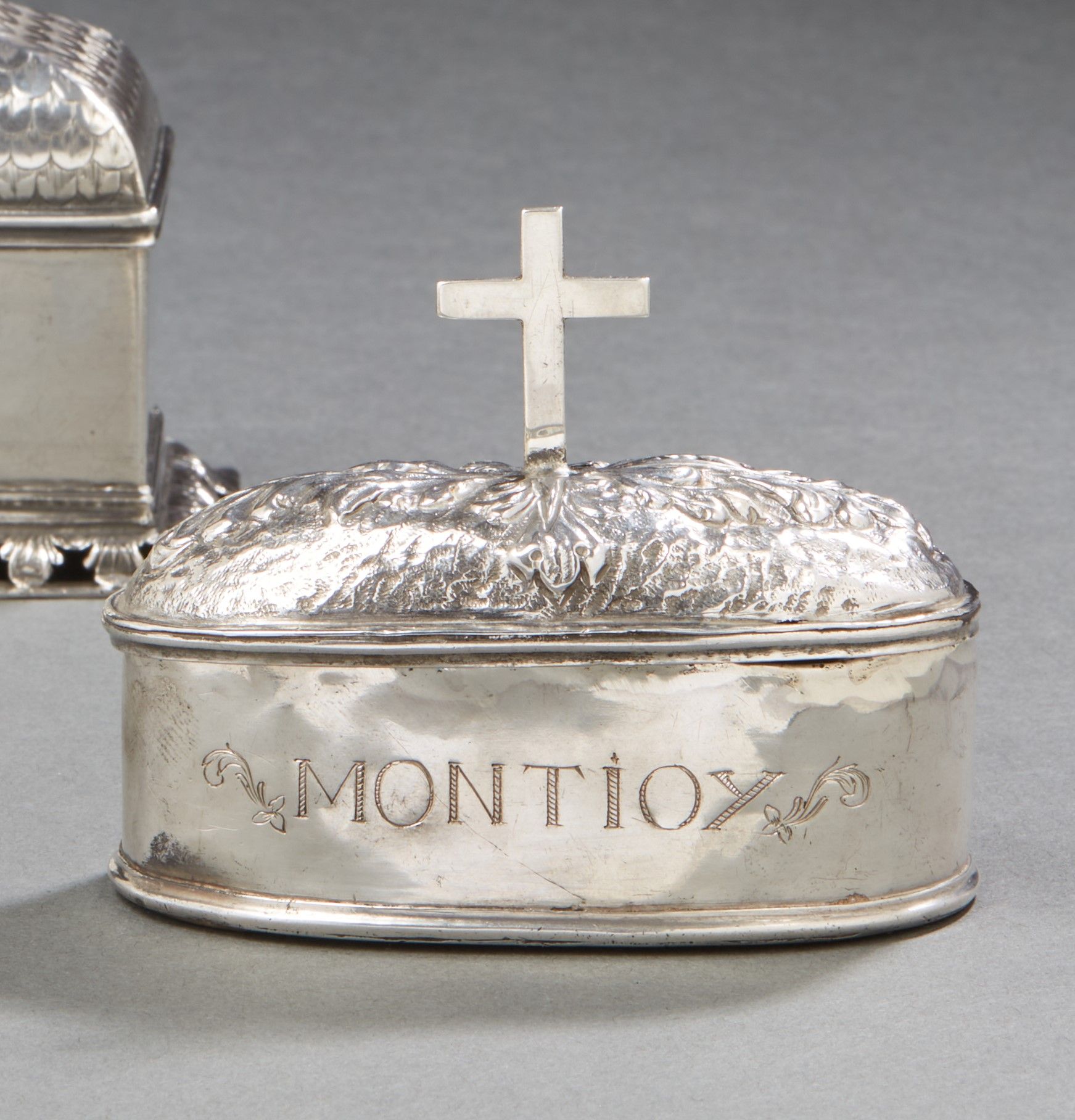 Null PROVINCE 17世纪未命名的
银质圣油盒，椭圆形，模压有强烈的圆角，刻有 "MONTIOY"--可能是MONTJOIE--被两个卷叶框住。铰链盖&hellip;