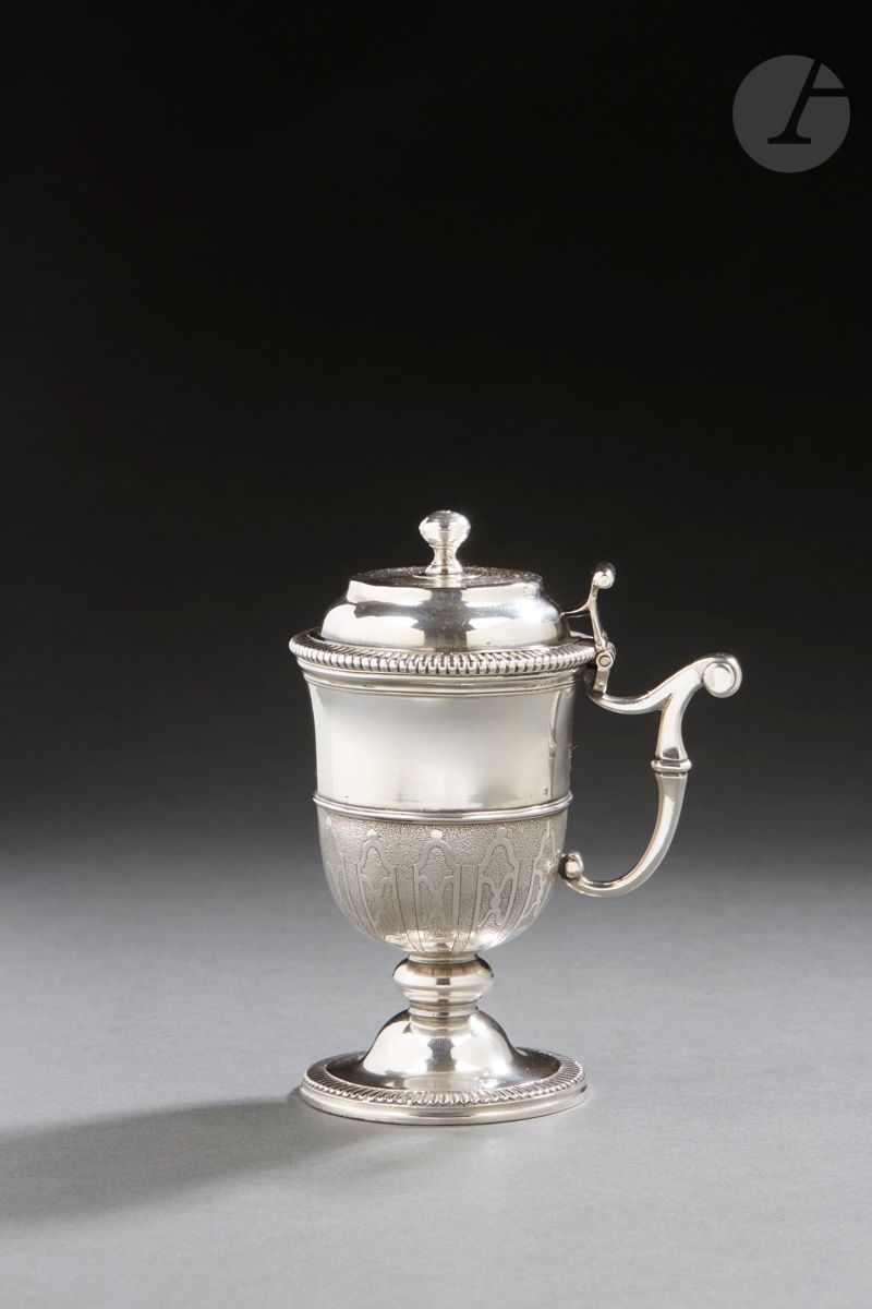 Null DUNKERQUE 1749
一个银制芥末罐，呈柱状。它安放在一个基座上，基座上的盖子边缘铸有小圆点，上面有一个斗拱。脚上的豆蔻年华是由一个扁平的球体&hellip;