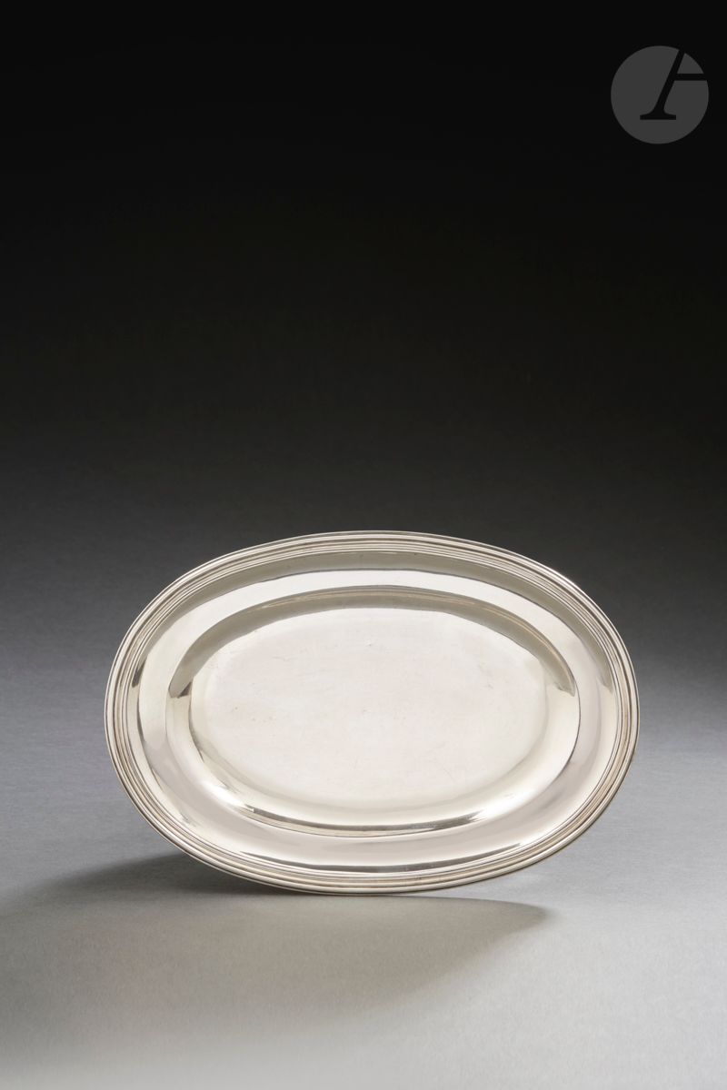 Null GRENOBLE 1776 - 1777
Bandeja de bureta ovalada de plata moldeada con filete&hellip;