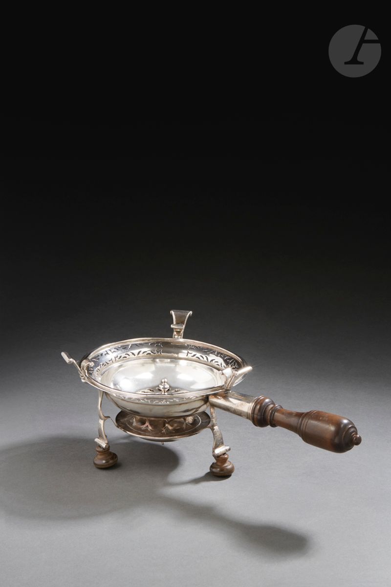 Null LILLE 1767 - 1768
一个圆形的银质琥珀炉，站在三条腿上，上面有木头。移动格子和边框都穿有郁金香图案。盘子支架有两种尺寸。
银器大师：J&hellip;