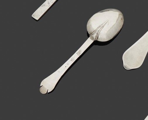 Null MACON 1678 - 1690
一把银质儿童勺，铲子的顶端有三叶，铲子是矛头。
银器大师：Jean-Philippe LHUILLIER，1684&hellip;