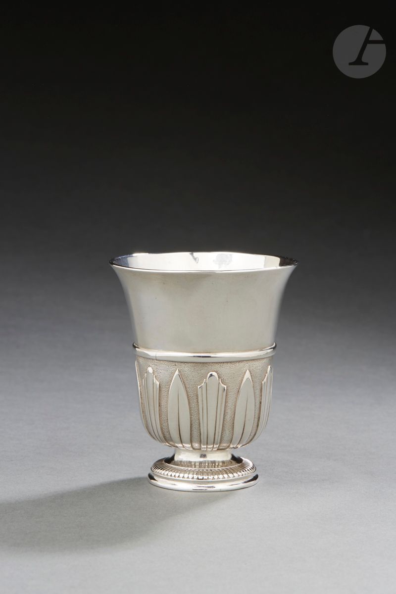 Null SAUMUR 1709 - 1712
郁金香型银质水壶，带有贴花，放置在一个模有小圆点的基座上，贴花在中间有一个急促的界限。
银器大师：归属于Pier&hellip;