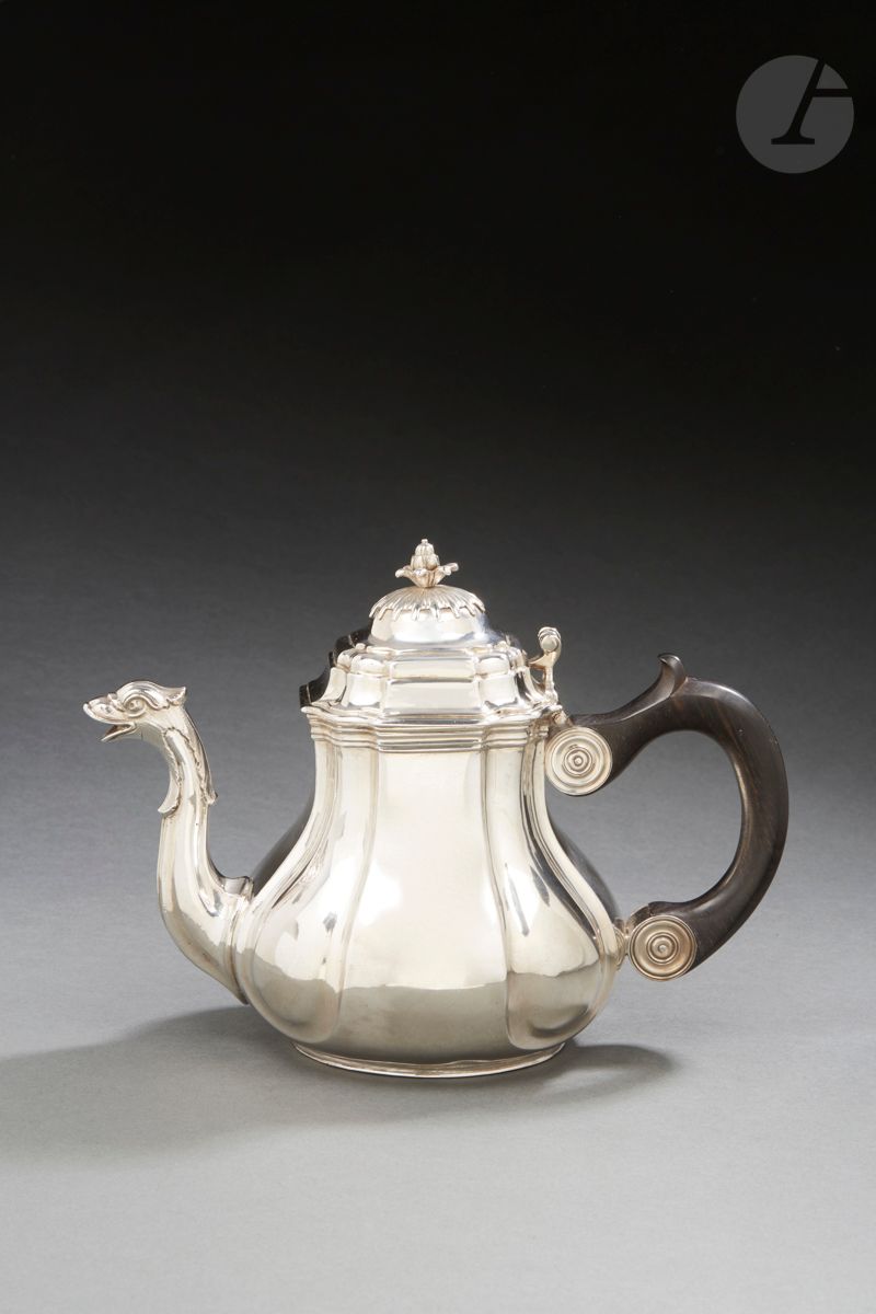 Null LILLE 1751 - 1752
银质茶壶，呈柱状。器身四面交替，底部有圆形的斗拱，边缘铸有细丝。盖子上有渐变的轮廓，上面有一个斗拱，斗拱上有一个羽&hellip;