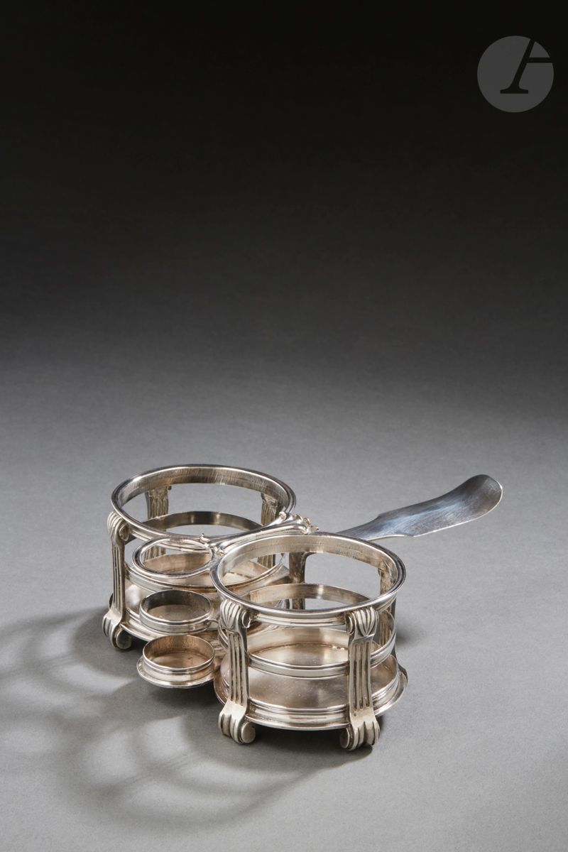 Null BESANCON 1711 - 1712
普通银质油和醋坩埚。圆形，两个酒瓶架放在三个滚动的脚上，延伸出镂空的护套安装。
银器大师：归属于Jean-B&hellip;