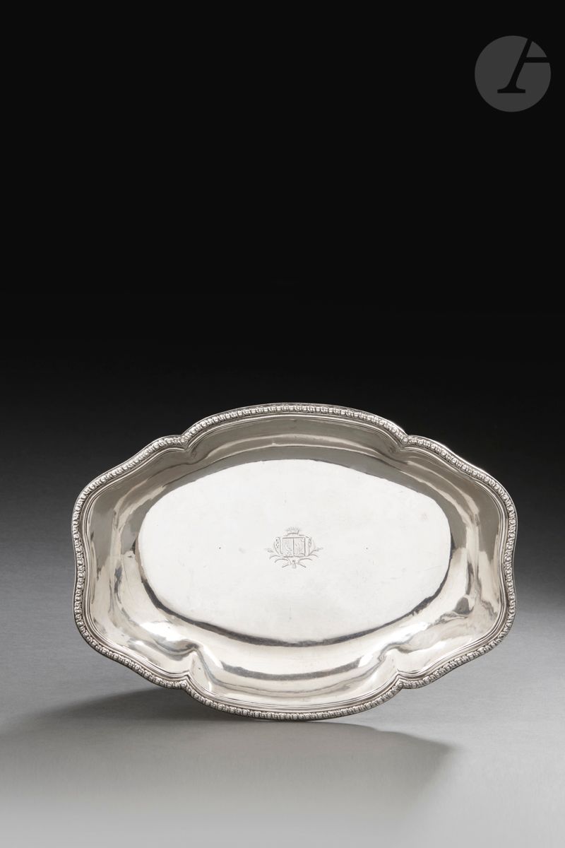 Null 巴黎 1753 - 1754
一个椭圆形的银制陶器盆，边缘铸有橄榄形、交错形和一排细丝。它的中央刻有后来的纹章，上面有一顶伯爵的皇冠。
金匠大师。Lo&hellip;