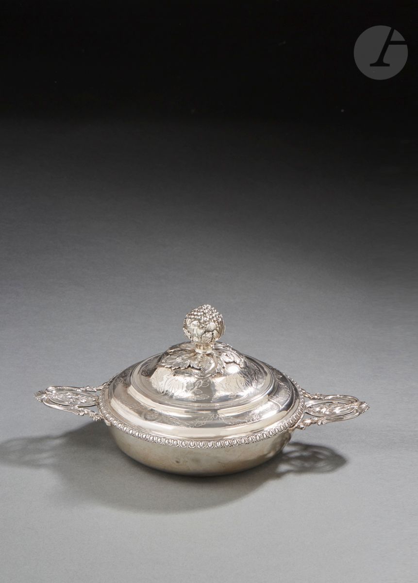 Null 巴黎 1777 - 1778
银碗及其盖子。壶身为纯银材质，把手为镂空，有椭圆形的叶子和从贝壳开始的花环。盖子上模压着牛角和双斗拱，每一章都刻有花环、&hellip;