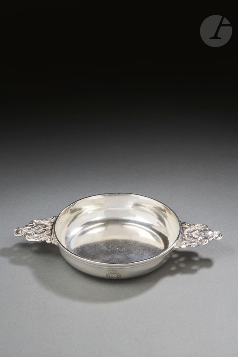 Null PARIS 1764 - 1765
Silver ear bowl with strong edges taken on piece and mold&hellip;