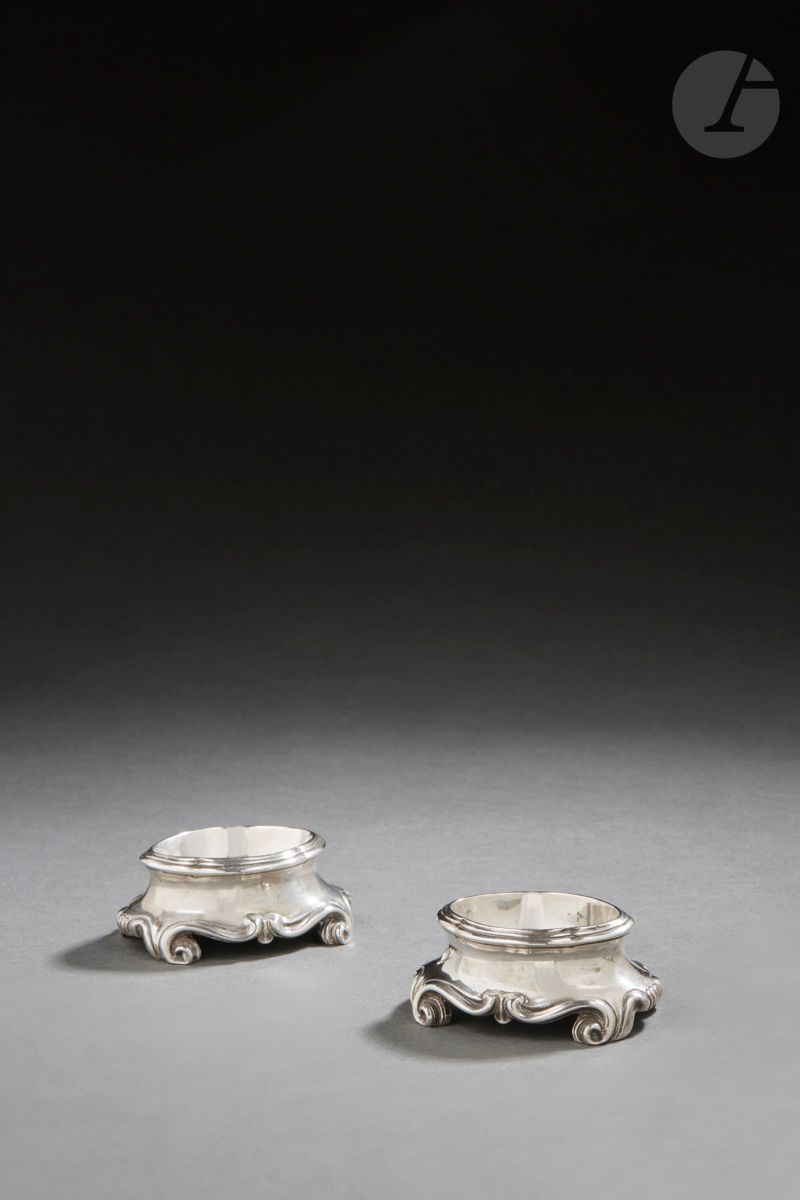 Null TOULOUSE 1762
A pair of cast silver salt-cellars, the feet with scrolls and&hellip;