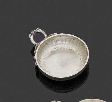 Null MELUN 1727 - 1750
银质酒杯，杯身压印有小圆点和圆点。刻有C.F. BOUCHER。手柄上的双头海豚相互对峙，框住了一个球体，球体上出&hellip;