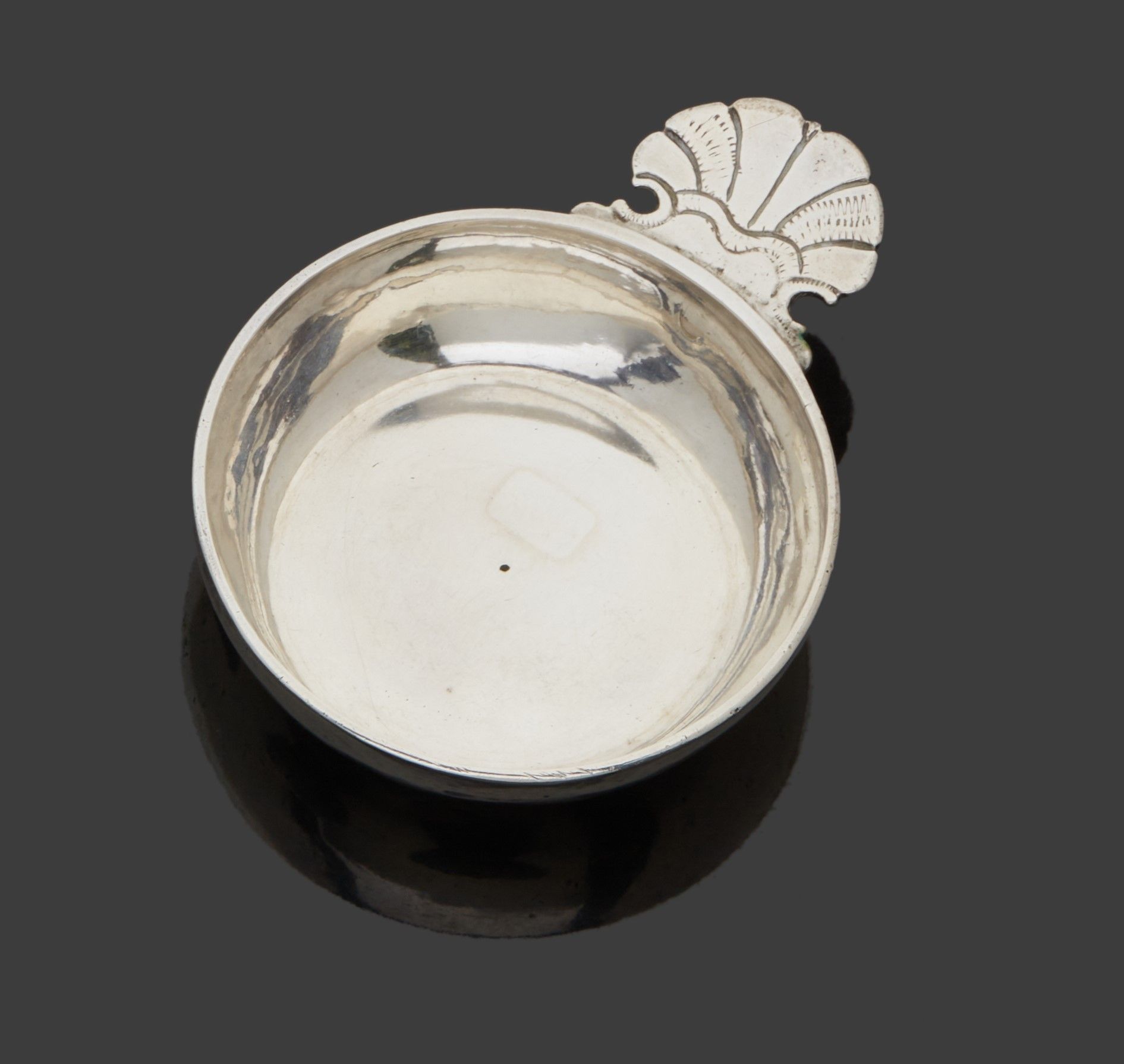 Null SAUMUR 1698 - 1703
普通的银质酒杯，拇指托上有一个多棱形的贝壳，放在一个环上。边缘晚期刻有RENE PIHOUET。
银器大师：Et&hellip;