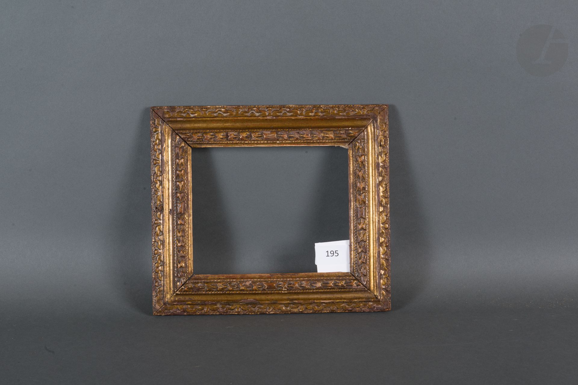 Null 一个雕刻和镀金的橡木框架，轮廓倒置。路易十三时期。
14 x 17,1 cm - 外形：4,6 cm