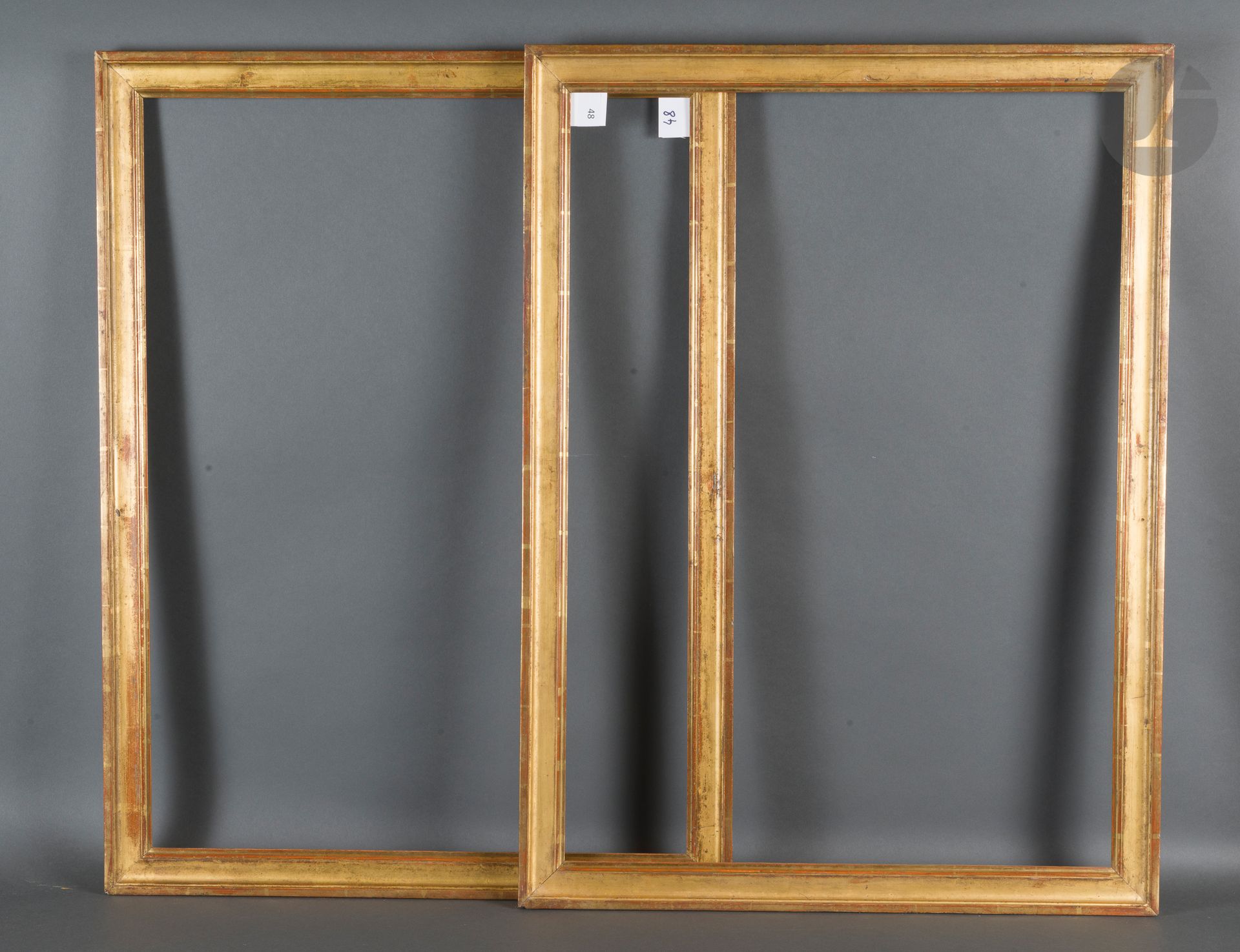 Null 一对模制和镀金的木制长棍。
18世纪末-19世纪初。
53 x 74,7厘米和53 x 74,3厘米 - 外形：4,7厘米
见前页的复制品