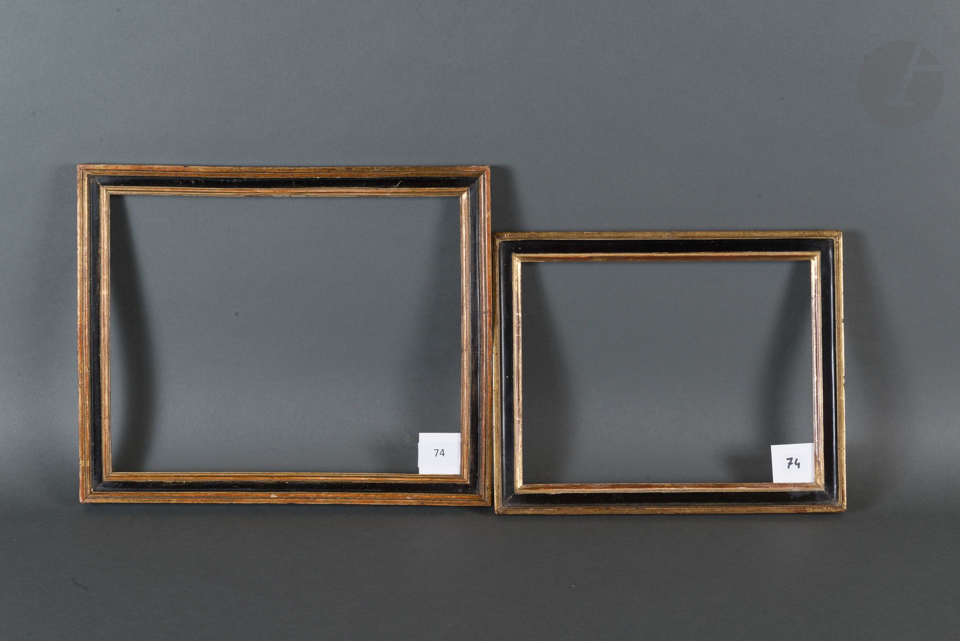 Null Deux baguettes en bois mouluré noir et or. Époque Louis XVI.
23,9 x 30 cm -&hellip;