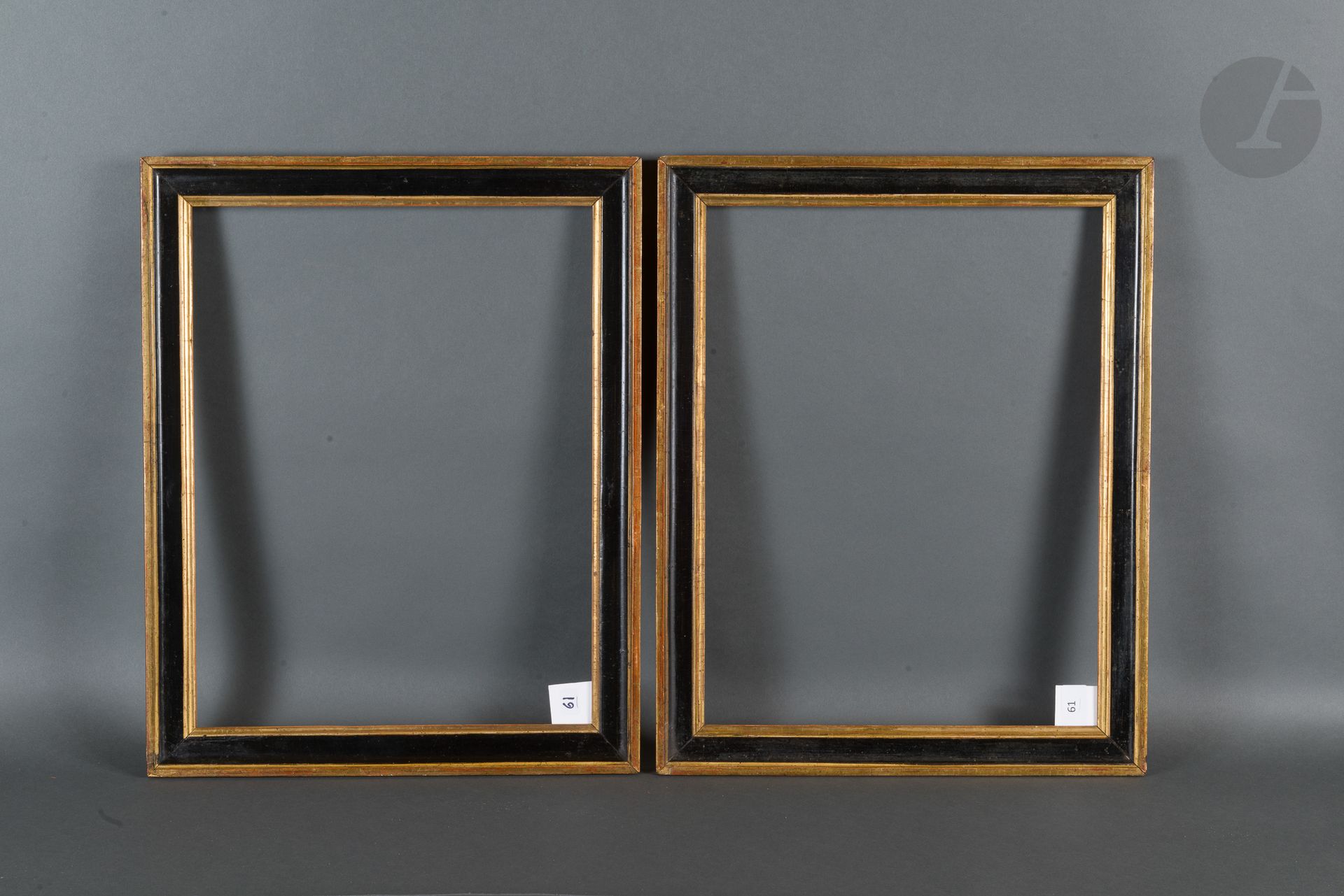 Null Paire de baguettes en bois mouluré noir et or. Époque Louis XVI.
32,5 x 42,&hellip;