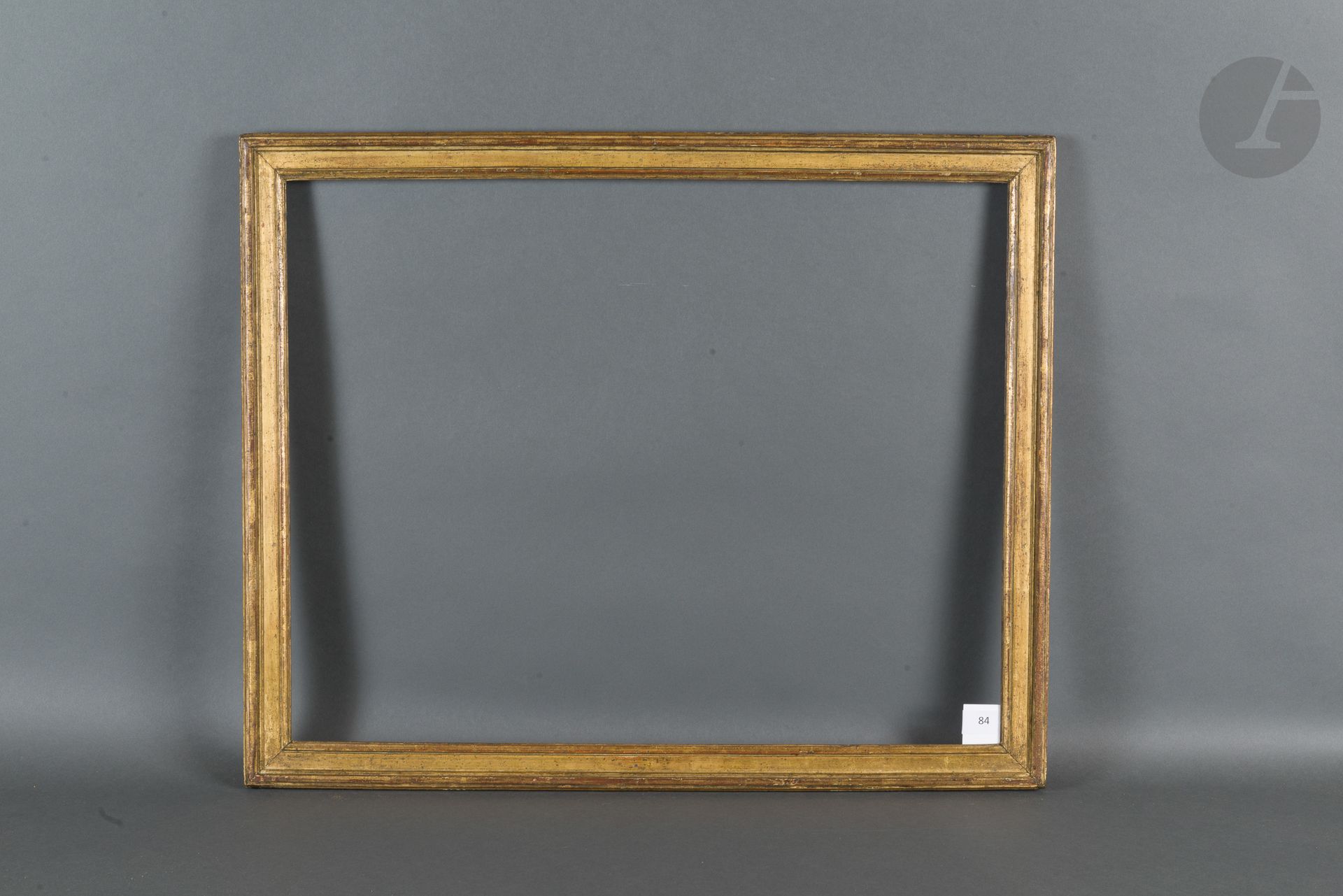 Null 一根INFROIT模制和镀金的橡木棒。
路易十六时期（小事故）。
47,9 x 61 cm - 外形 : 4 cm (12F)