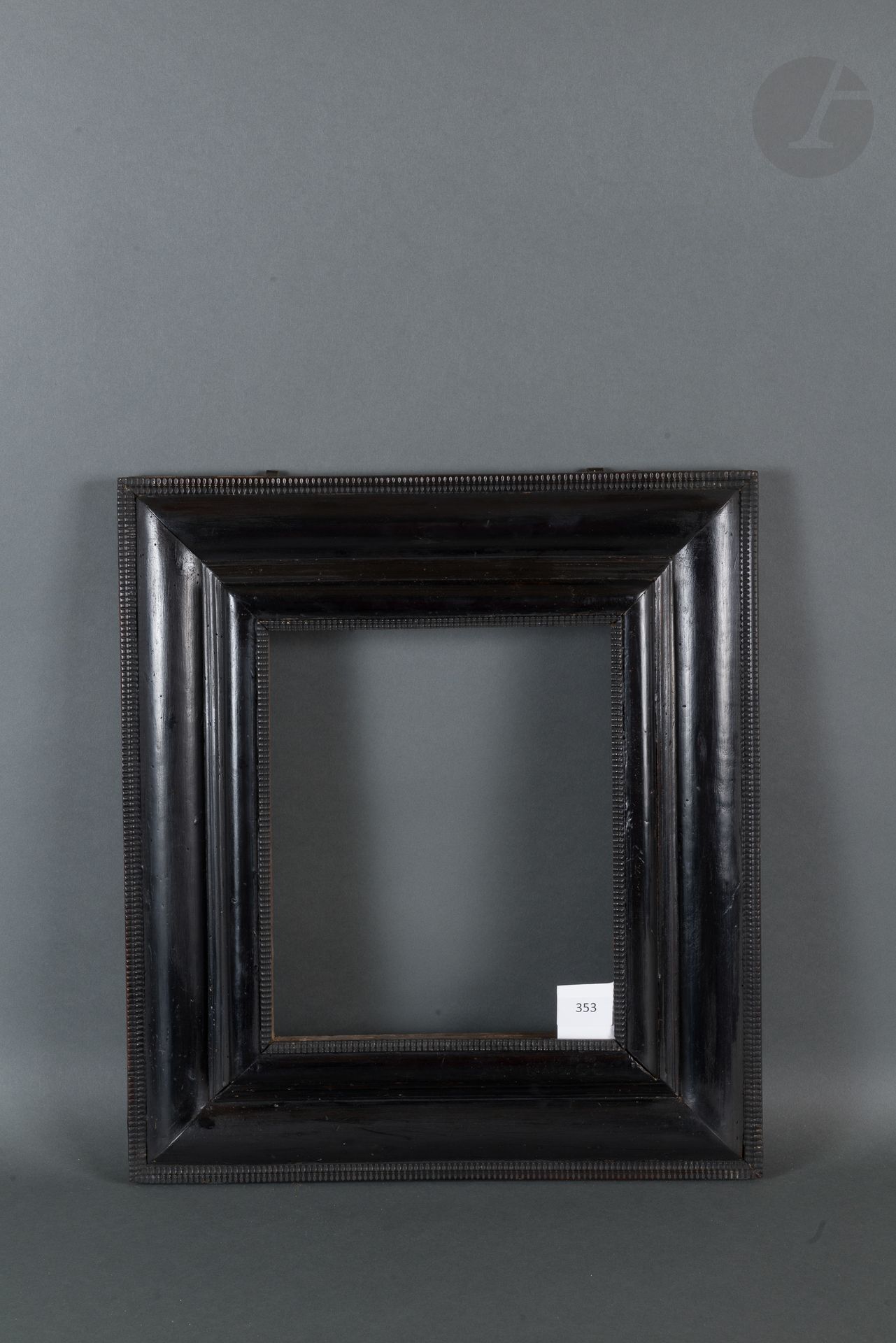 Null 一个发黑的胡桃木贴面的模制框架，有玑镂装饰。
荷兰，17世纪（有瑕疵）。
23,7 x 28,7 cm - 外形 : 10,2 cm