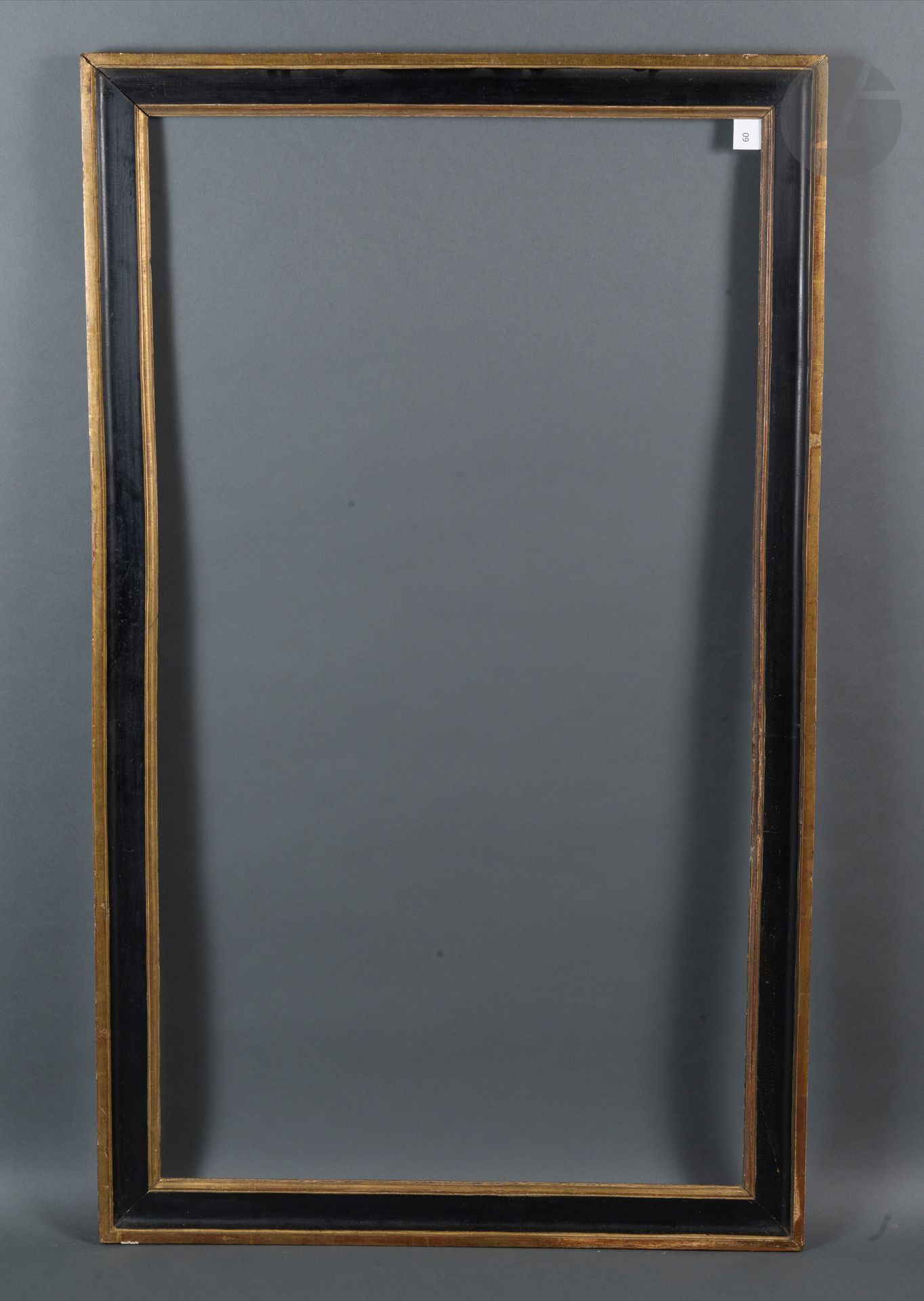 Cadre en chêne mouluré noir et or. Époque Louis XVI (accidents). 64,2 x 117,7 cm&hellip;
