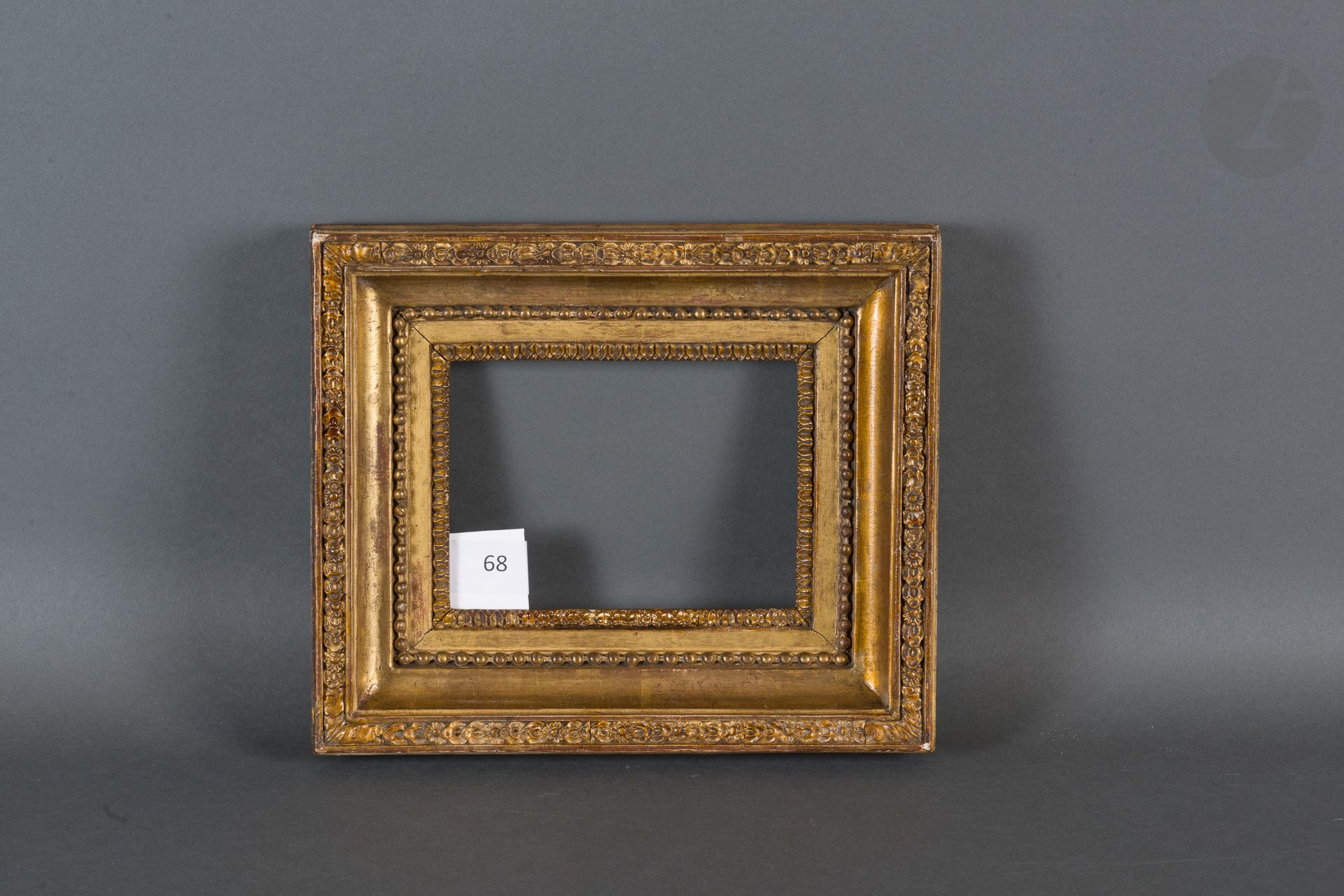Null Molded oak frame and gilded stucco decorated with piastres, pearls and rais&hellip;