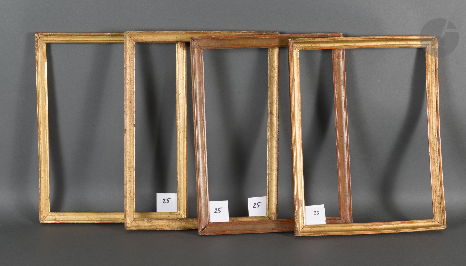 Null 
四支模制和镀金的木制筷子。19世纪初（事故和修复）。24,3 x 32,2 cm - 外形：2 cm，24,3 x 32 cm - 外形：2,3 c&hellip;