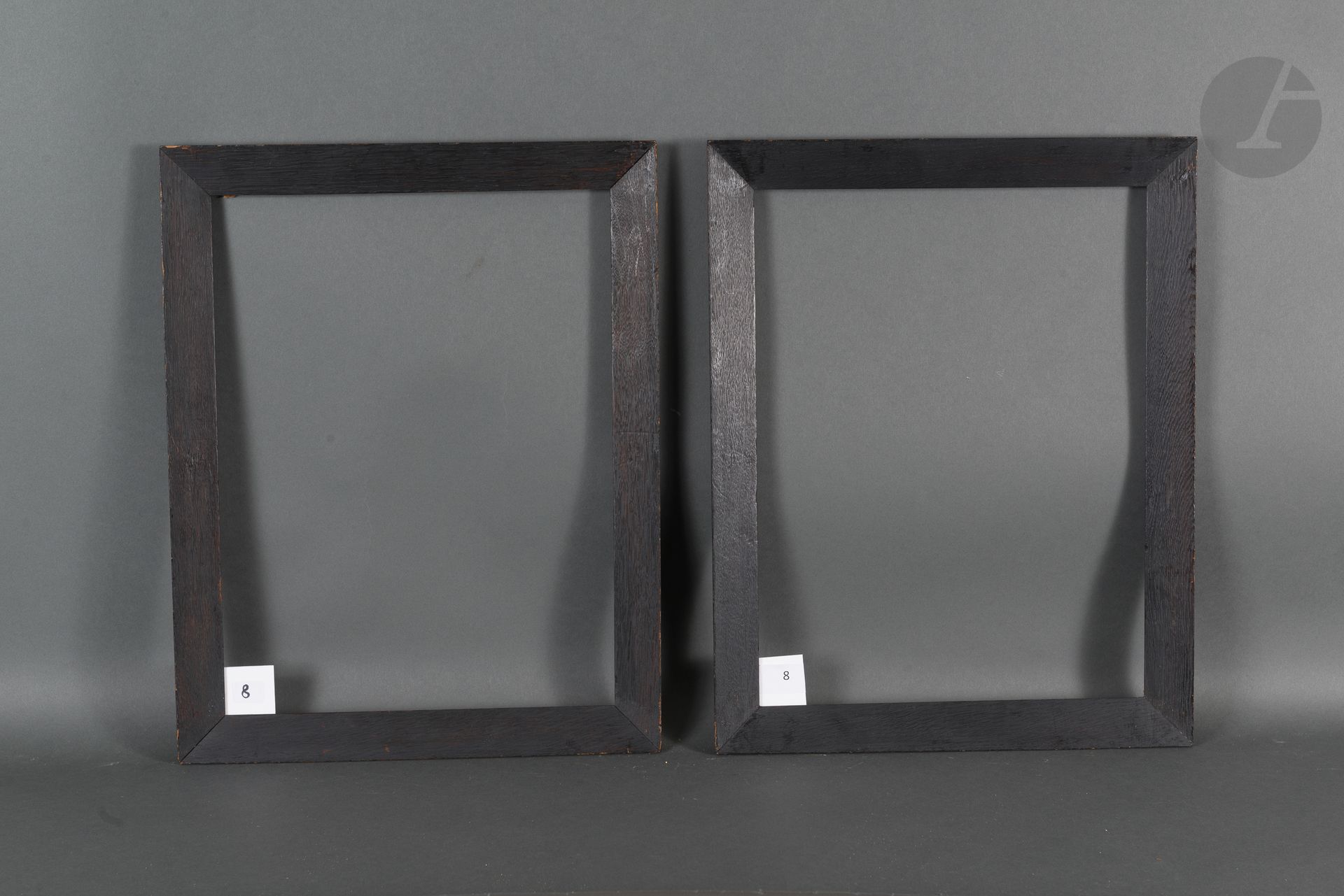 Null Pair of sloping frames in molded and blackened oak. Beginning of the XXth c&hellip;