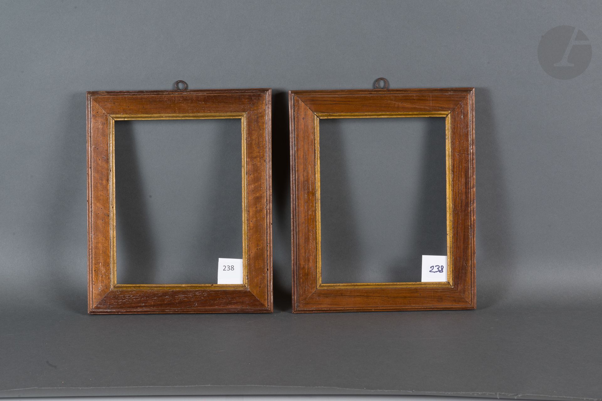 Null 一对胡桃木框架，见缝插针的镀金。意大利，19世纪。
16 x 21 cm - 外形：3,6 cm (1F)
见复制件第30页