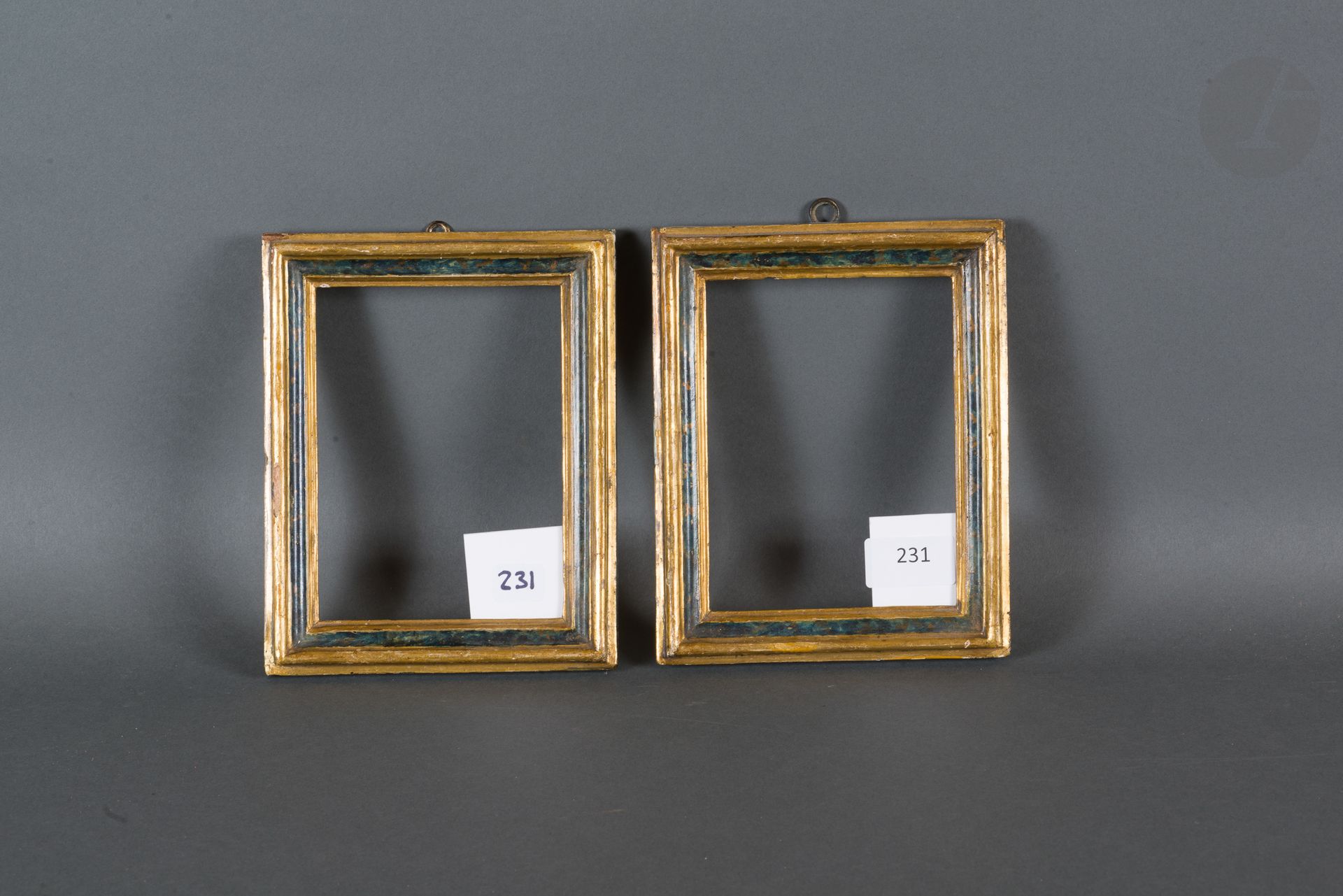 Null 一对模制和镀金的木制框架，带有仿蓝色大理石装饰。意大利，17世纪。
10.5 x 14.2厘米 - 外形：2.5厘米