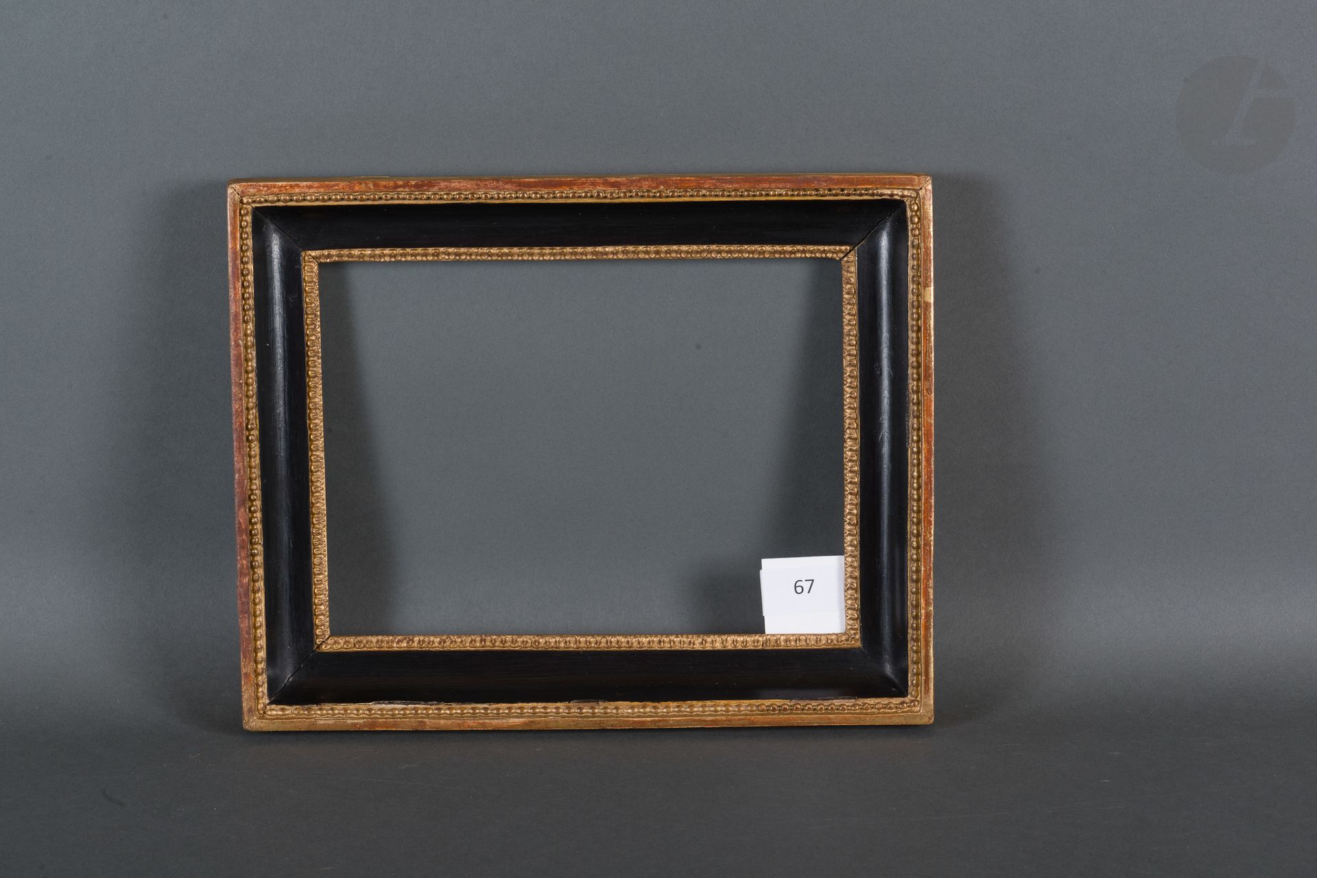 Null 
一个模制的木头和黑金灰泥的喉咙，上面装饰着珍珠和葡萄干。



19世纪初（修复）。



16.8 x 23.2 cm - 外形：4 cm (2F&hellip;