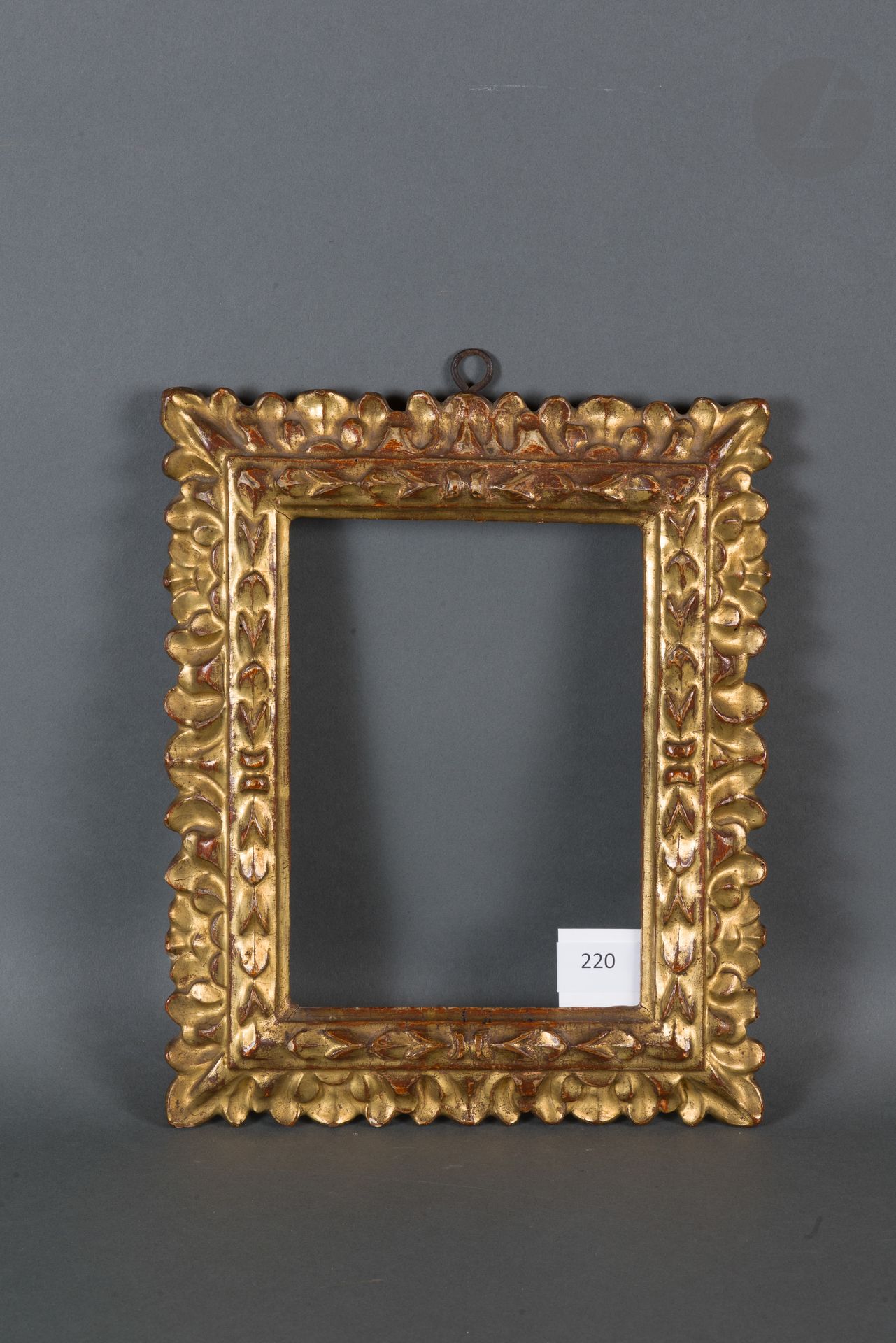 Null 
雕刻和镀金的木质框架，带有风格化的叶子。



意大利北部，17世纪。



14,7 x 20,5 cm - 外形 : 5 cm (1F)



&hellip;