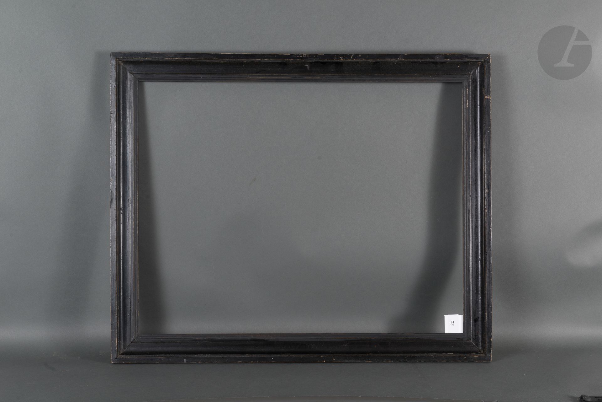 Null Baguette en bois mouluré et noirci. XIXe siècle.
49,9 x 64,2 cm - Profil : &hellip;