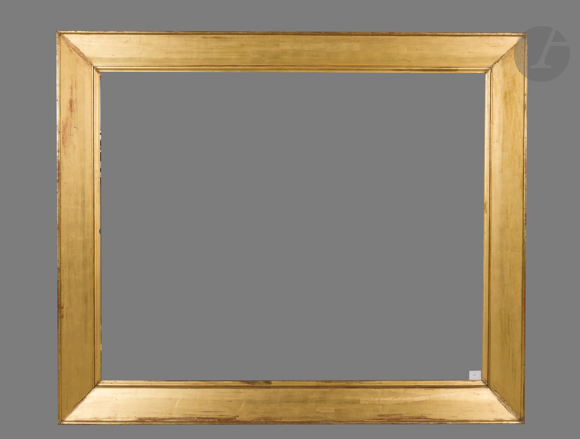 Null Un gran marco inclinado de madera moldeada y estuco dorado decorado con un &hellip;