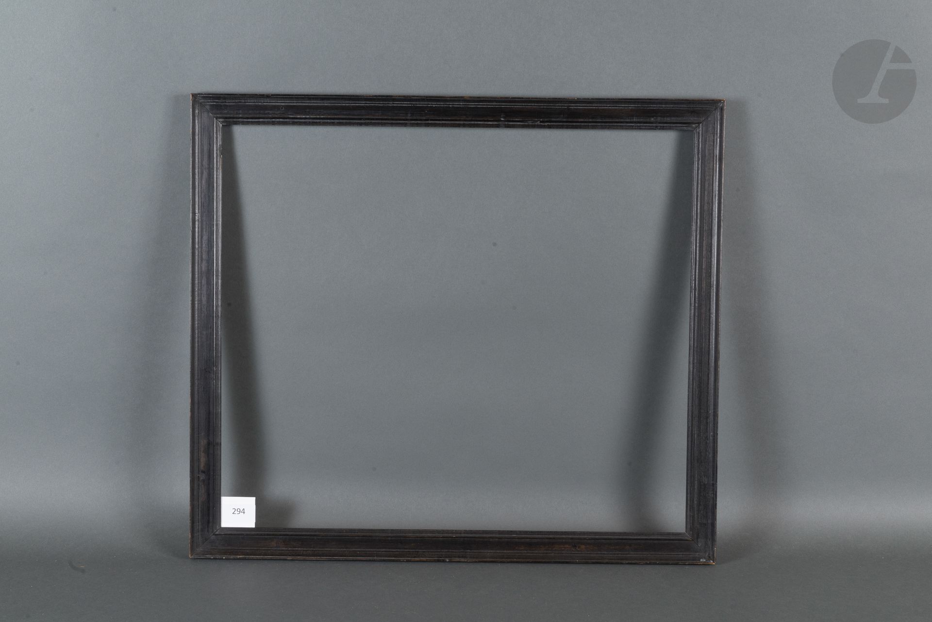 Null Cadre à cassetta en noyer mouluré et noirci.
XIXe siècle.
44,5 x 51,6 cm - &hellip;