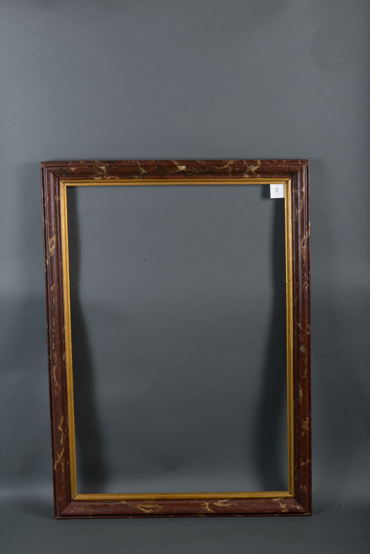 Null 模制和彩绘的木框，有仿大理石的装饰，镀金的视图。
意大利，18世纪（切割事故）。
70,9 x 103 cm - 外形 : 8 cm