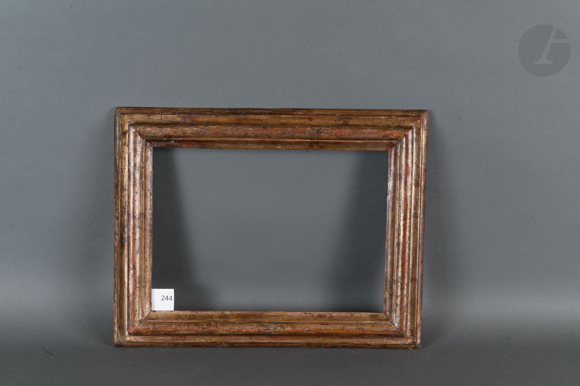 Null Marco de madera moldeada y plateada con un perfil invertido sobre una placa&hellip;