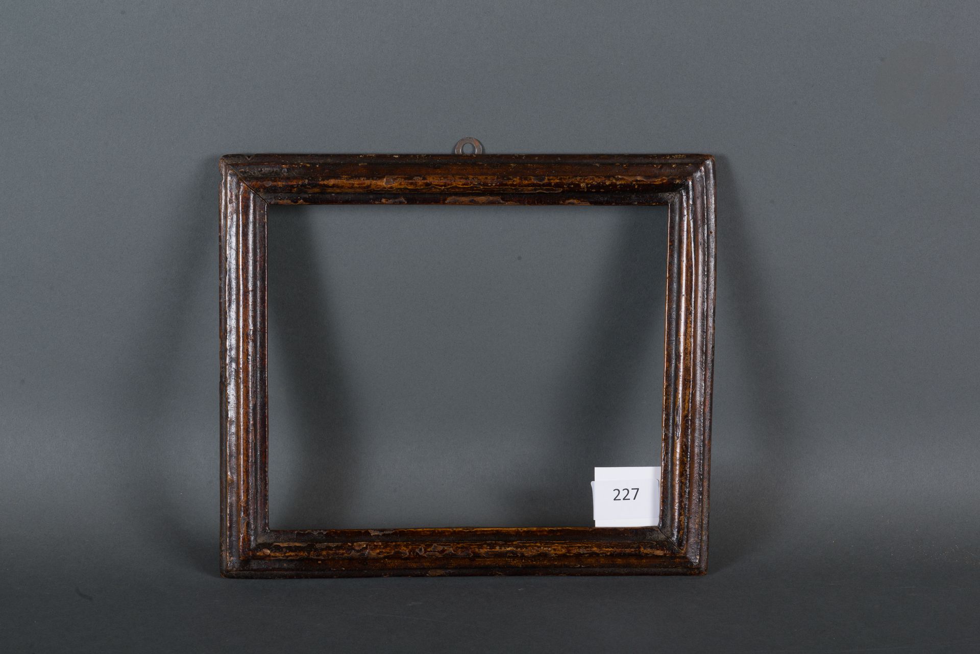 Null 一个模制的、有光泽的木质框架，有一个倒置的轮廓。意大利，17世纪。
17.7 x 21.4厘米-轮廓：2.8厘米（2F）
