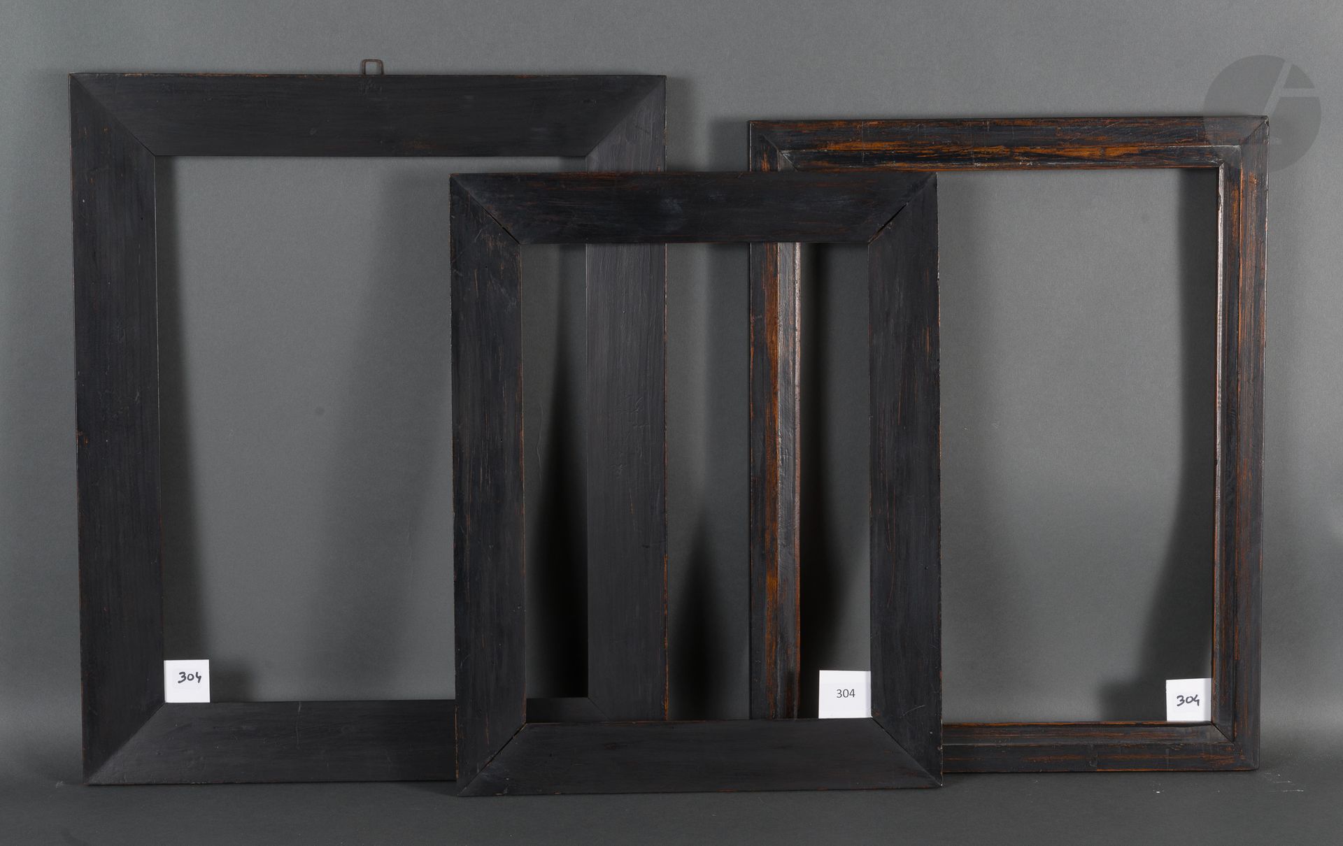 Null Zwei schräge Rahmen aus profiliertem und geschwärztem Holz. 19. Jahrhundert&hellip;