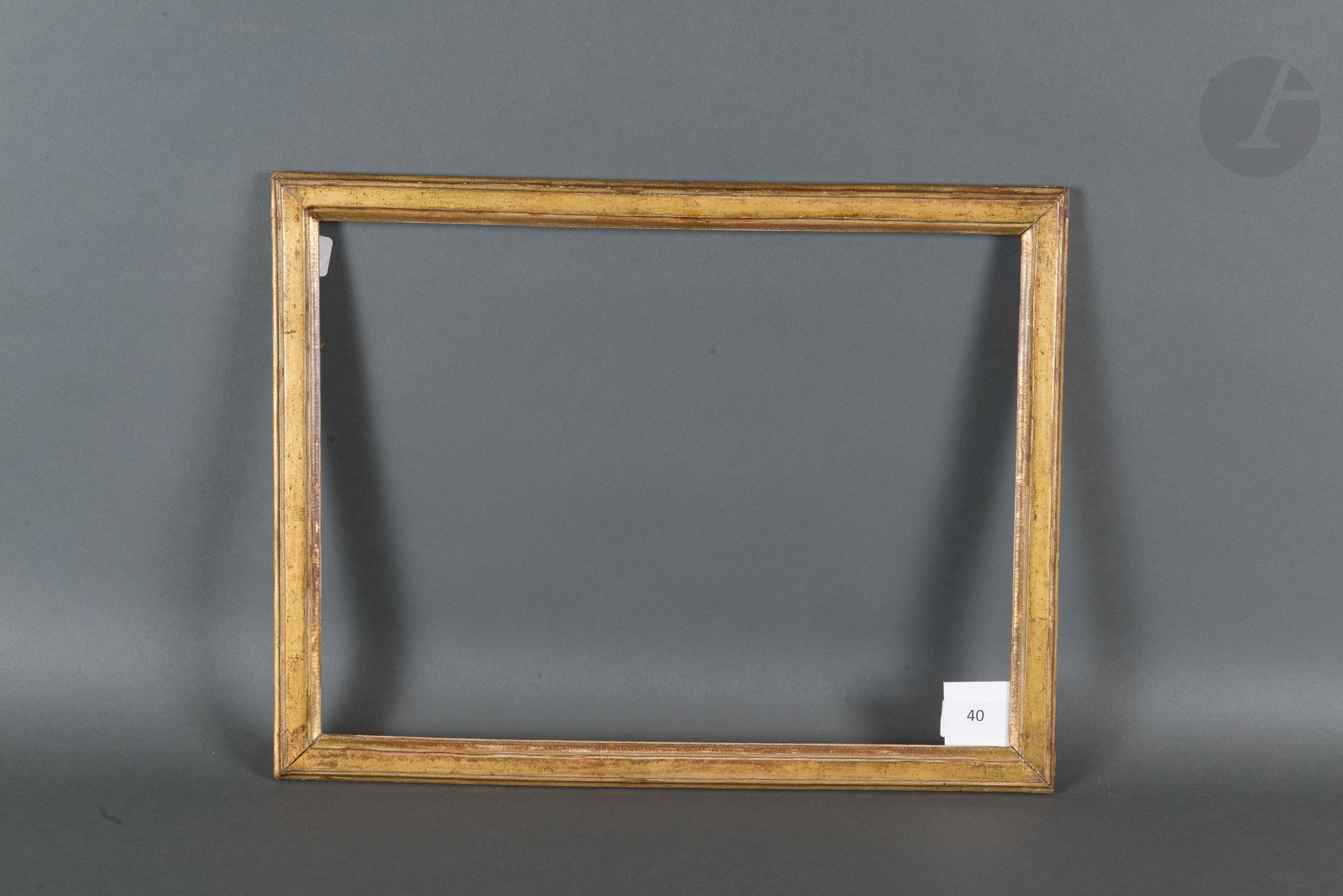 Null 扁平模制和镀金的木杆。
路易十六时期（小缺口）。
28,7 x 38,6 cm - 外形 : 2,5 cm