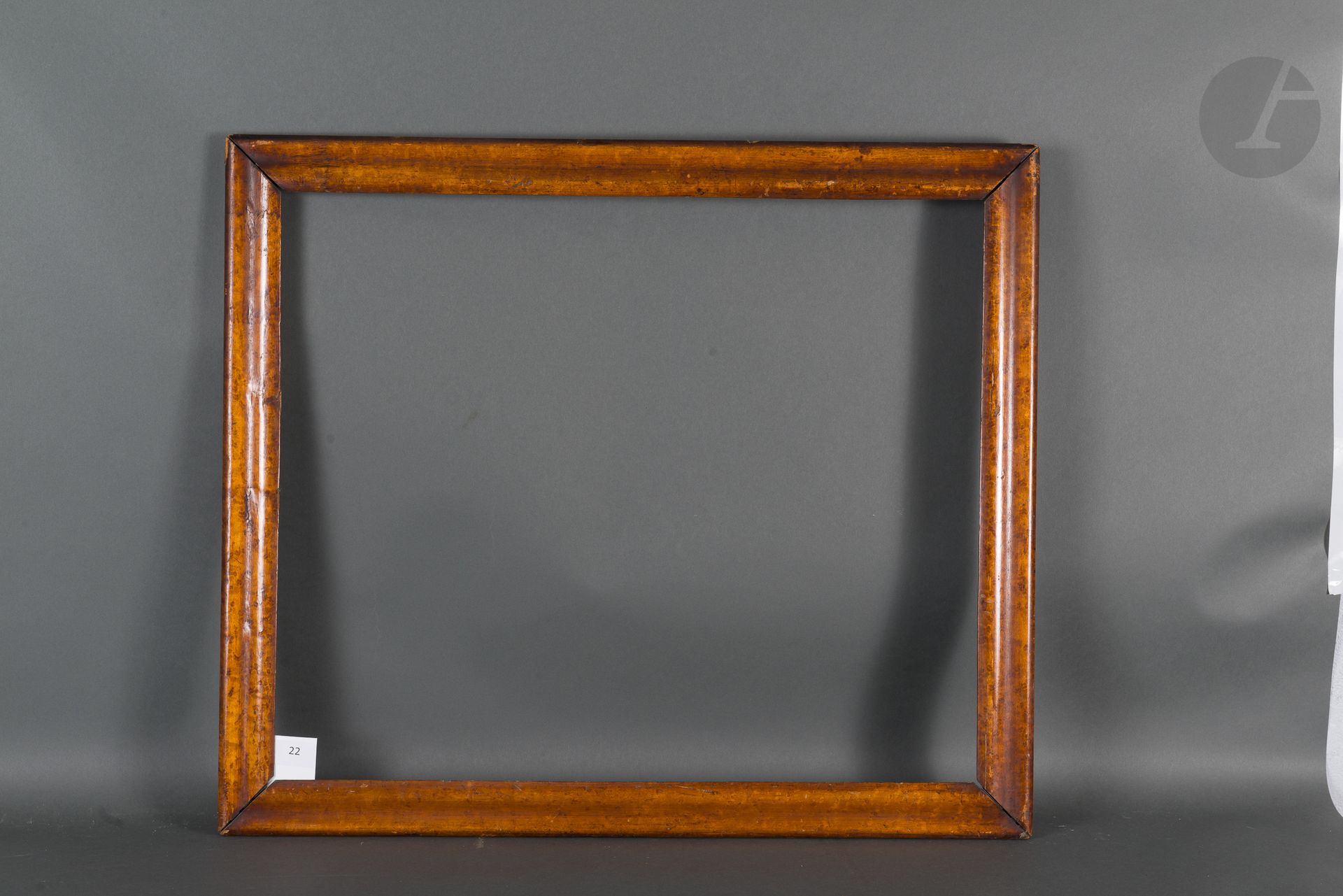 Null Frame with reversed profile in molded wood veneered with burr.
Louis-Philip&hellip;