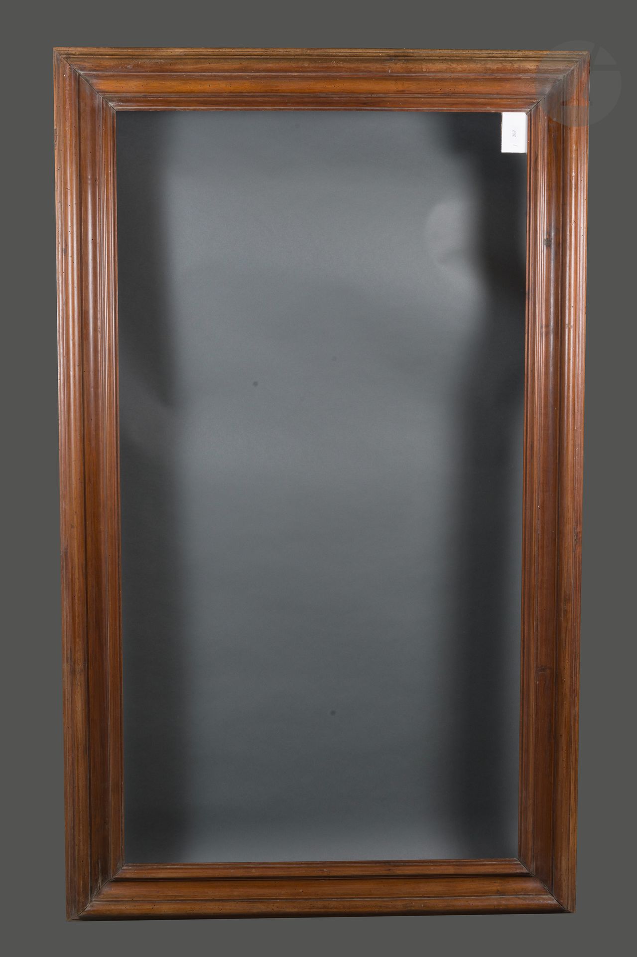Null 胡桃木模压框架，杉木核心。意大利，19世纪。
88.3 x 165.2厘米 - 外形：12.6厘米